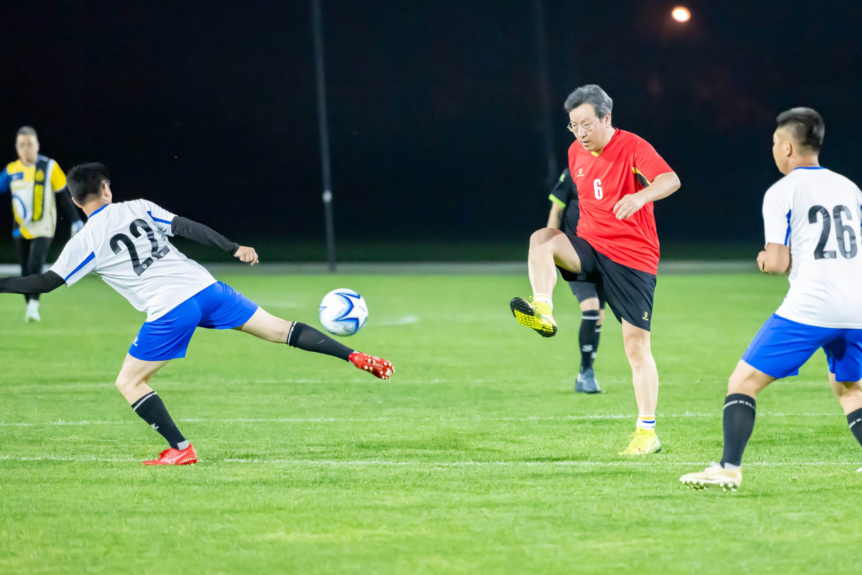 德信体育-足球职业联赛一场精彩对决火花四射引人瞩目