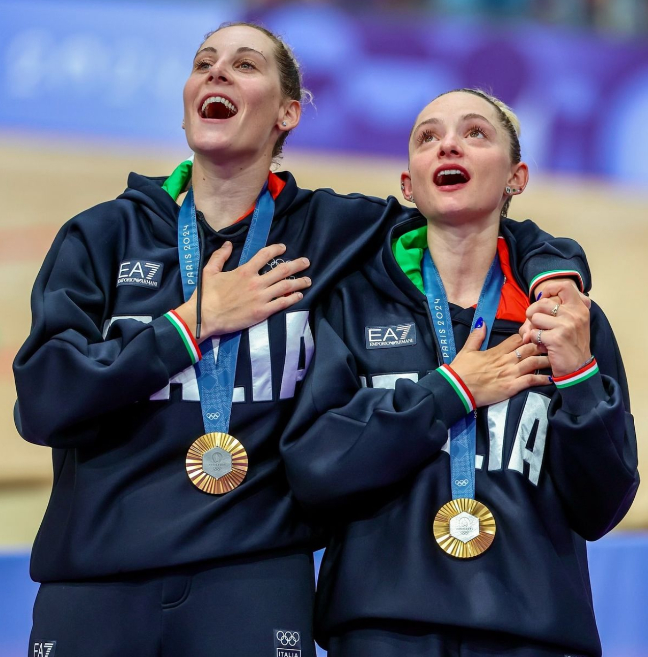 德信app-罗马尼亚女足球员庆祝进球，团结一致