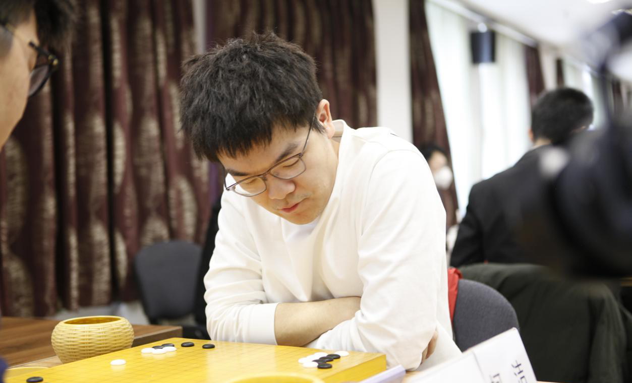 德信体育-赛场上彪形大汉争夺胜负，力战可视