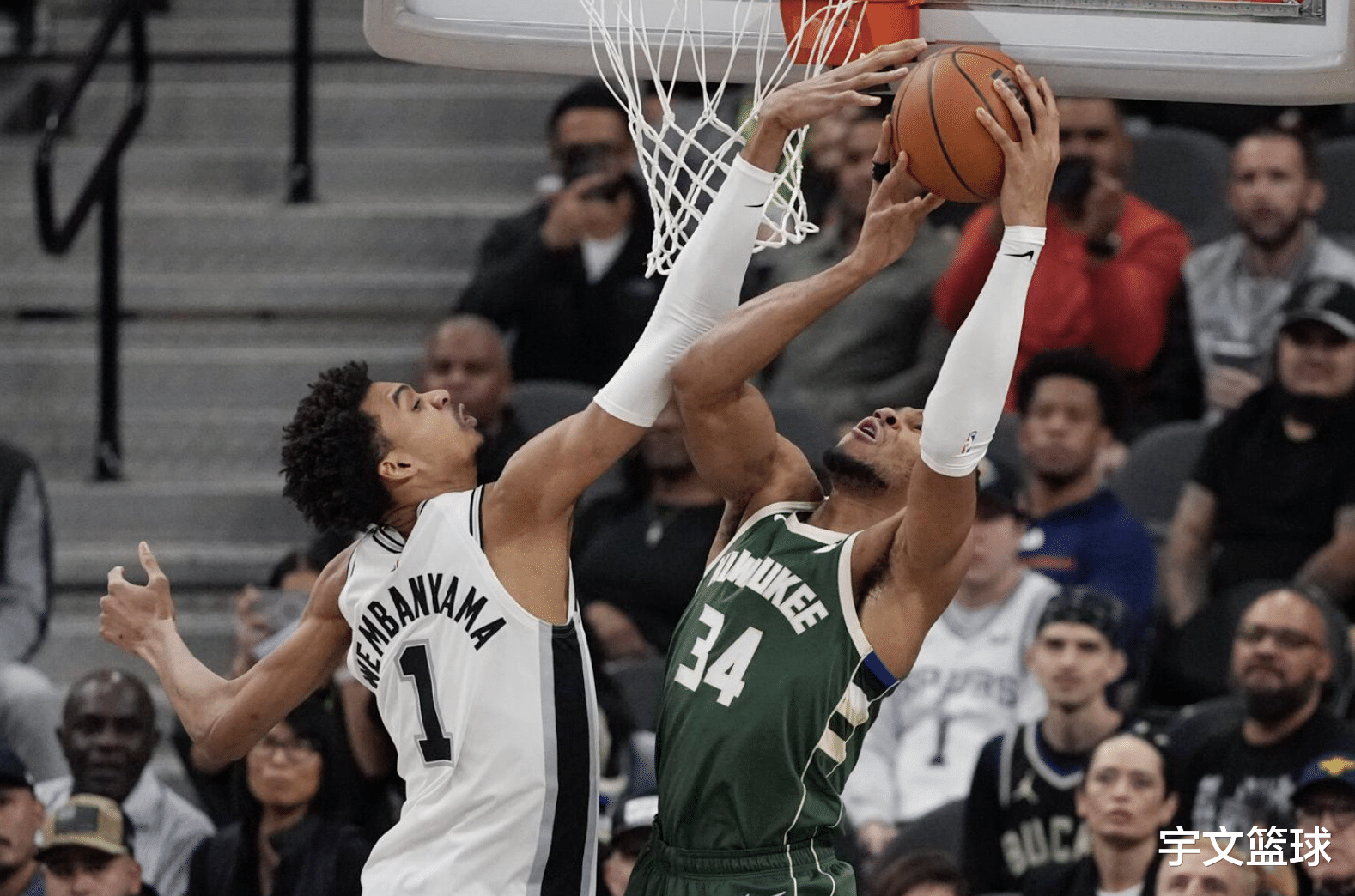 德信app下载-雄鹿大胜马刺，字母哥砍下30分20篮板