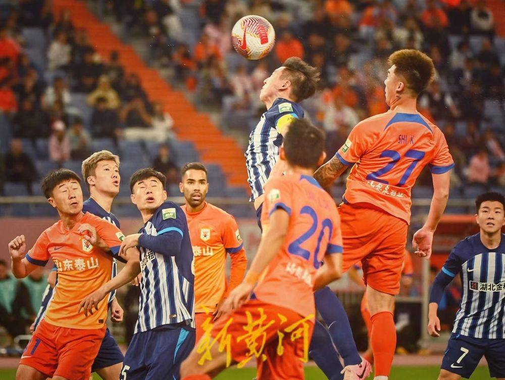 德信体育-中超赛场实况报道：联赛进入关键时期，球队欲冲击前四