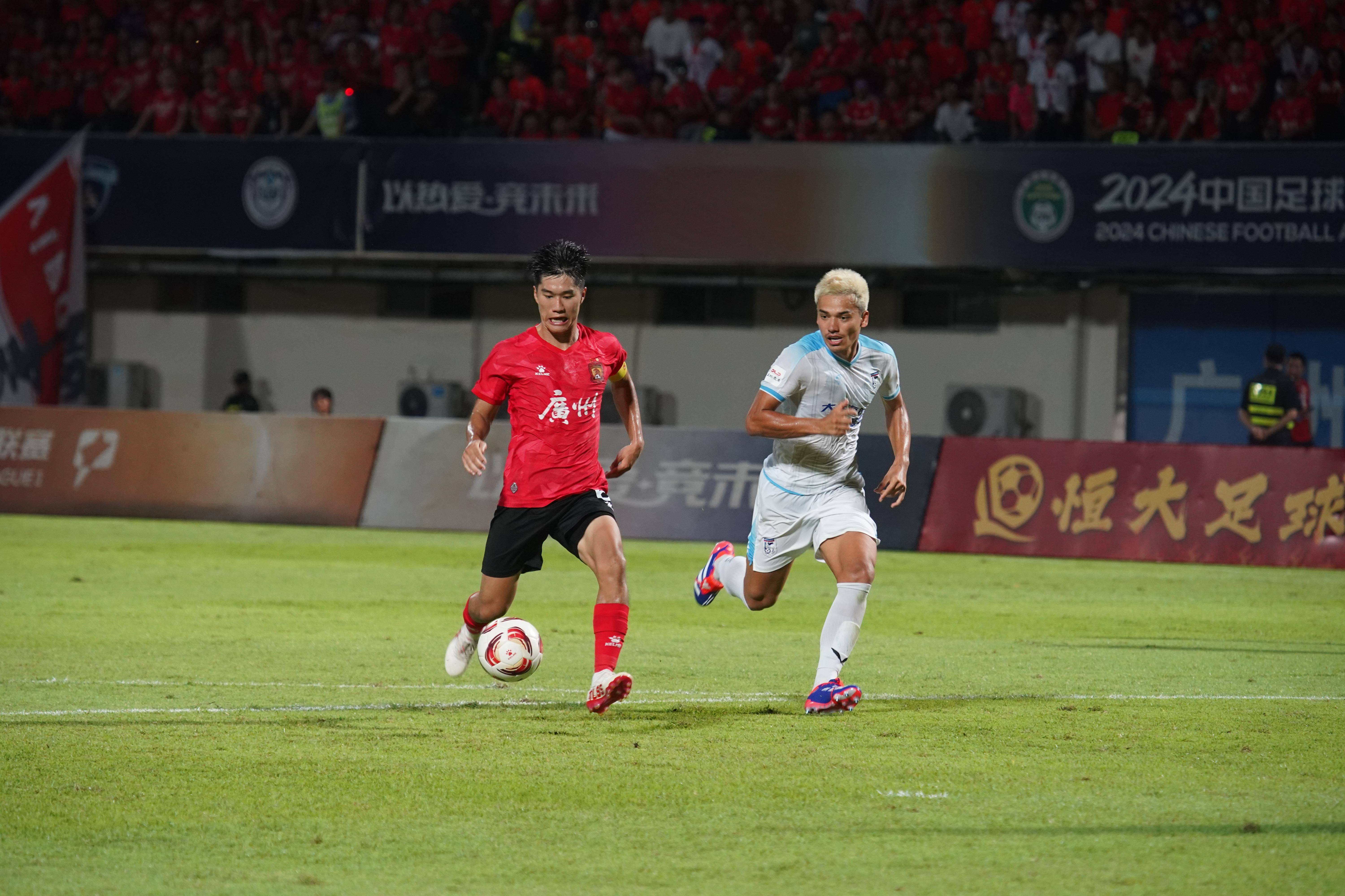 中超赛场实况报道：联赛进入关键时期，球队欲冲击前四