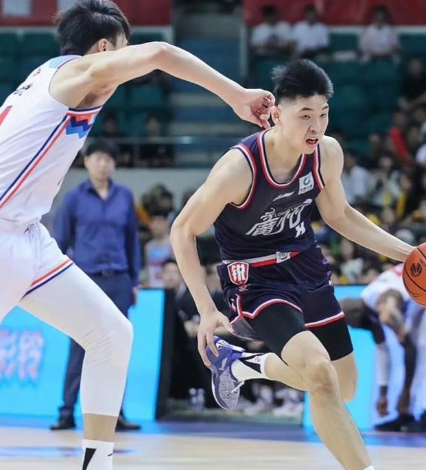 德信app-魔术后场新秀崭露头角，全方位发挥助球队取胜