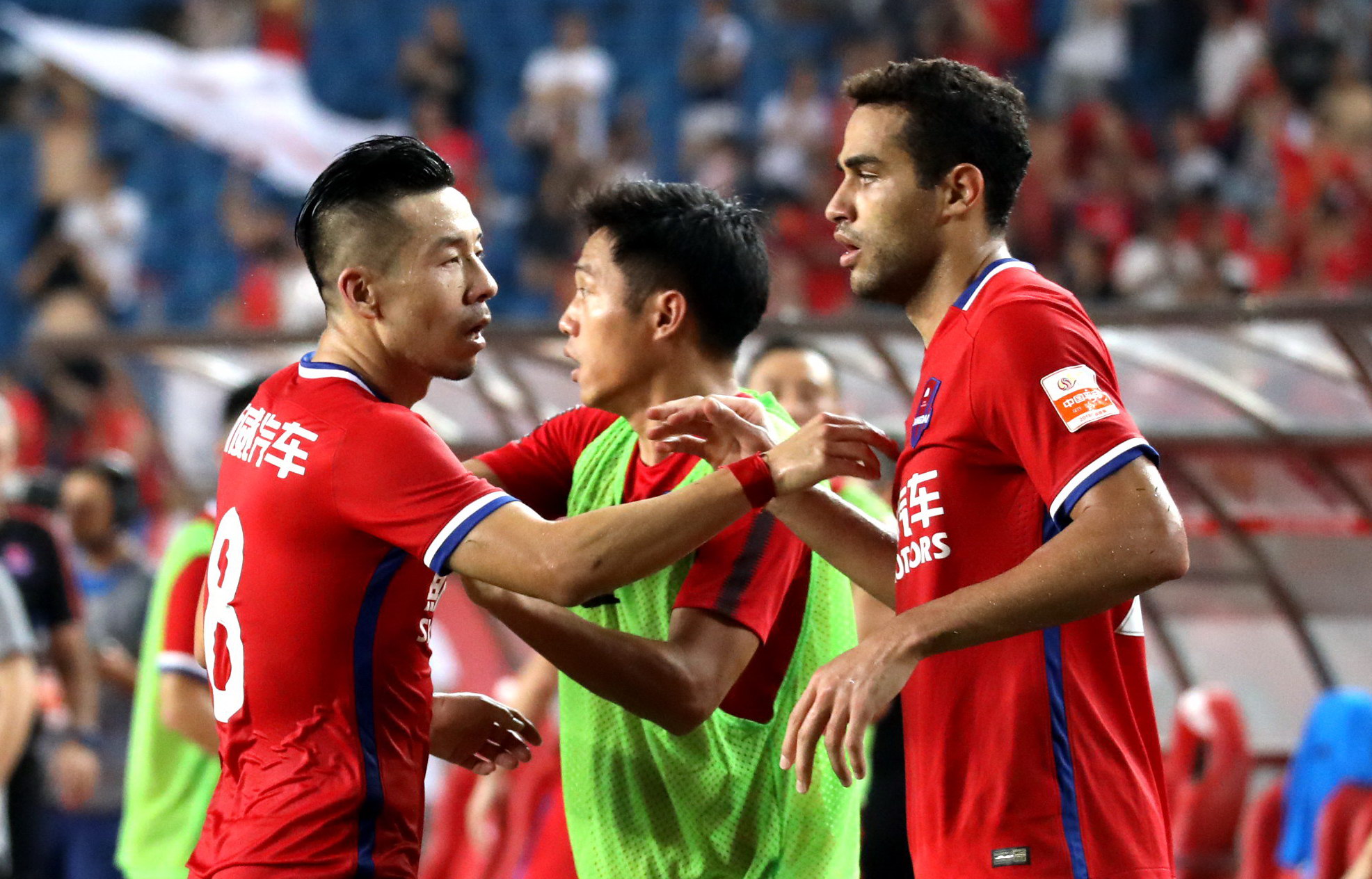 上港客场击败重庆，全力冲击领头羊