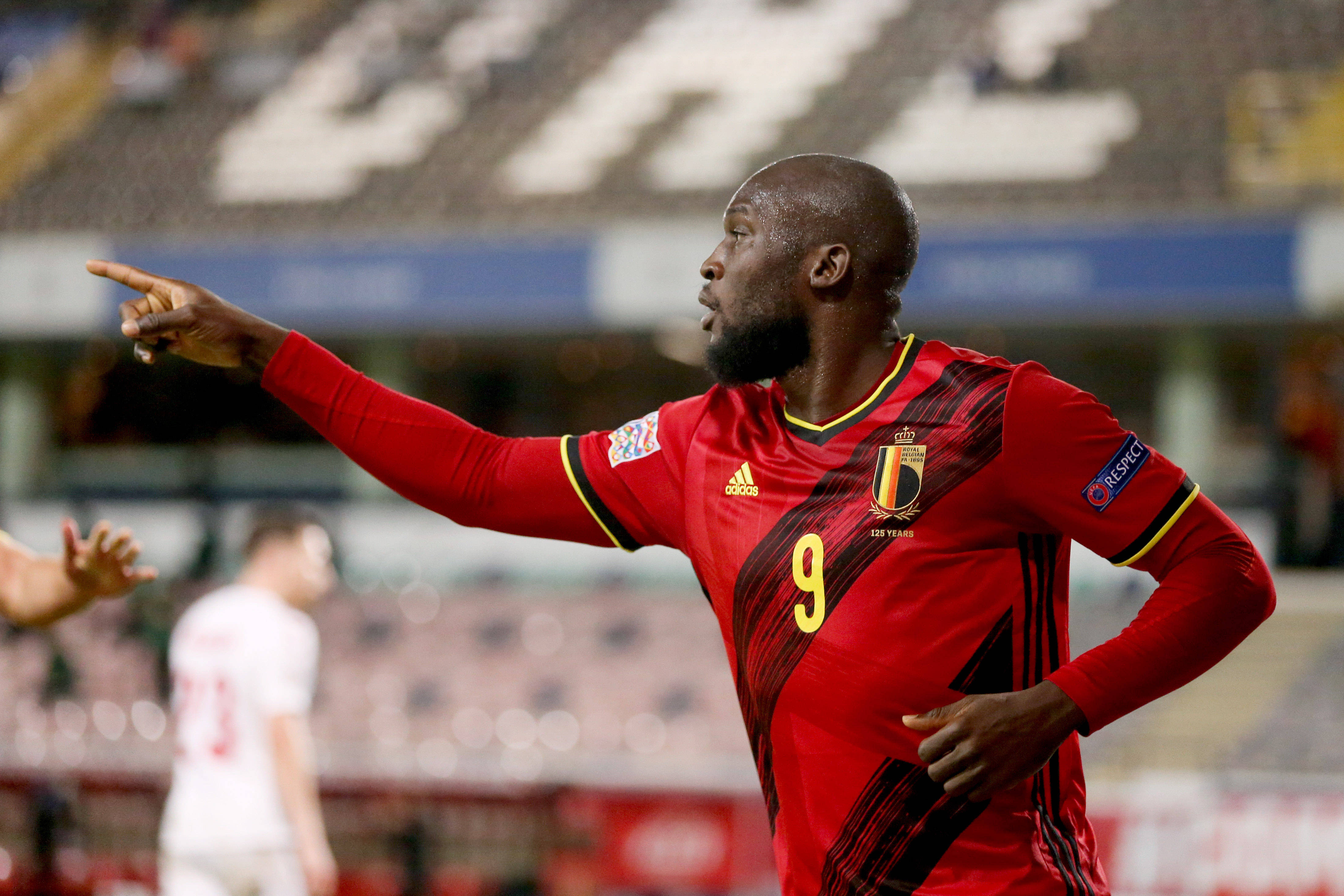 德信官网下载-球迷们热情地支持着各国足球队的比赛