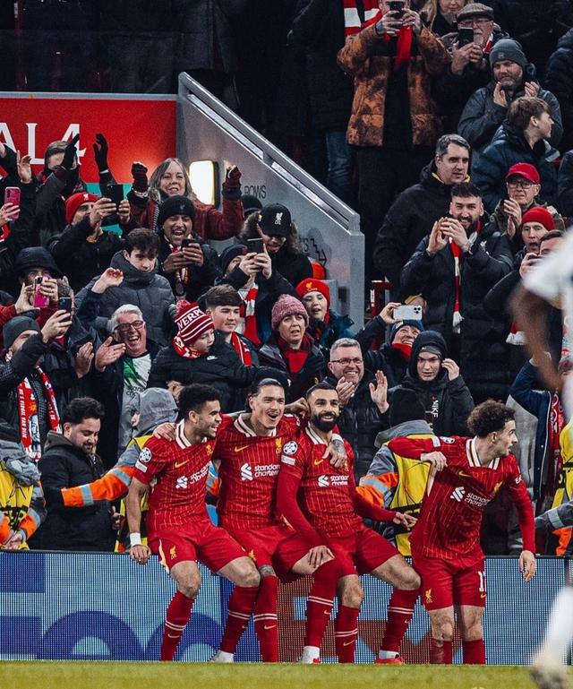 德信体育-足球赛场战火再燃，各队球员拼尽全力