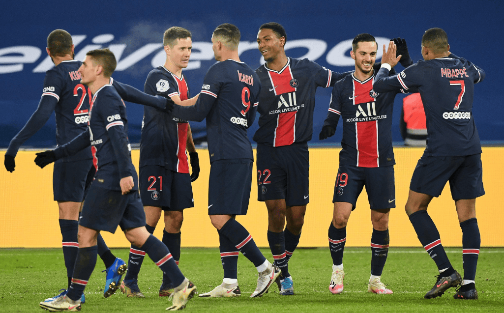 巴黎球员团结进取，取得关键胜利