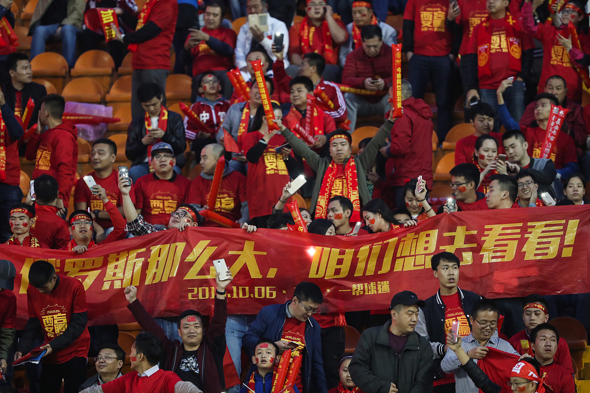 德信体育app下载-惊险战胜对手，球队庆祝胜利