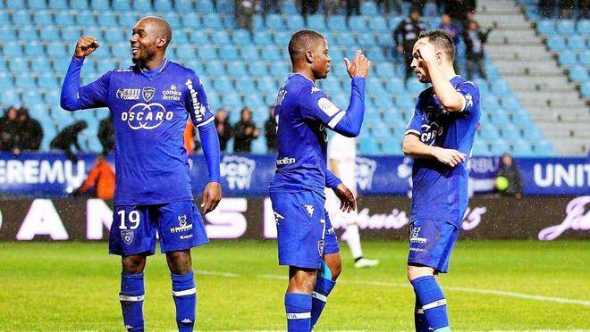 克莱蒙主场不敌对手,遭遇一场失利 克莱蒙主场不敌对手,遭遇一场失利