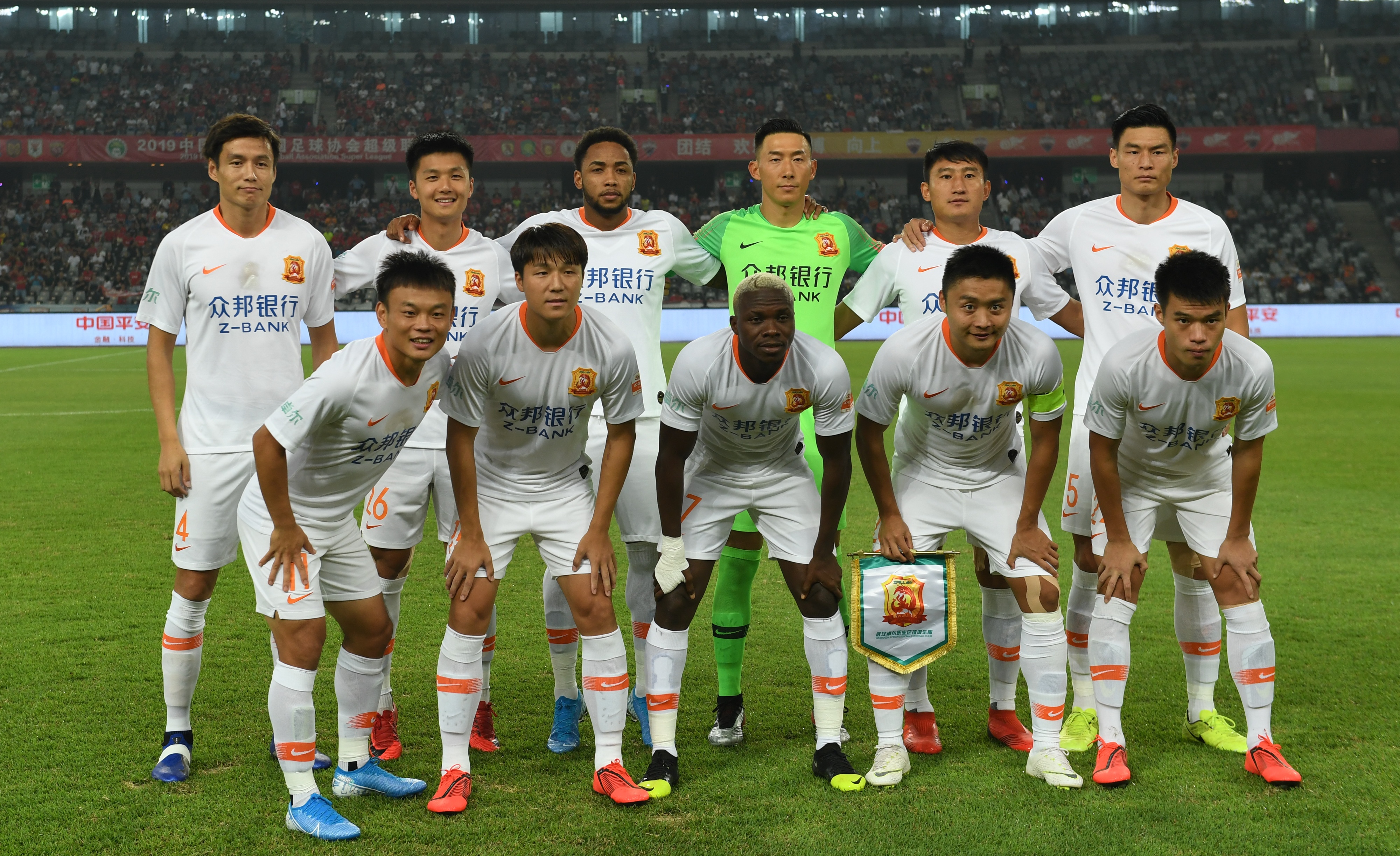 德信体育-深圳佳兆业将迎战上海绿地申花，备战心态坚定