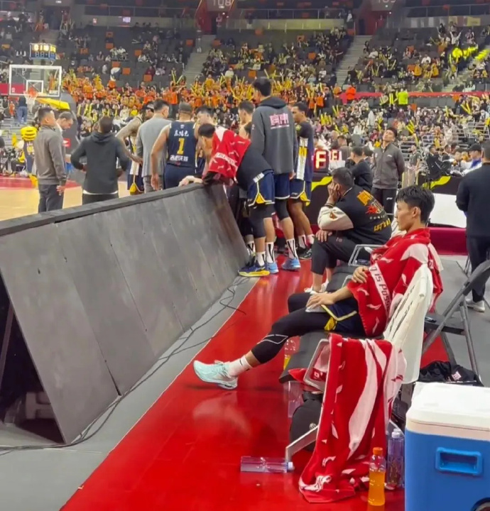 球员们在比赛中展现出高超技术,赢得掌声 球员们在比赛中展现出高超技术,赢得掌声