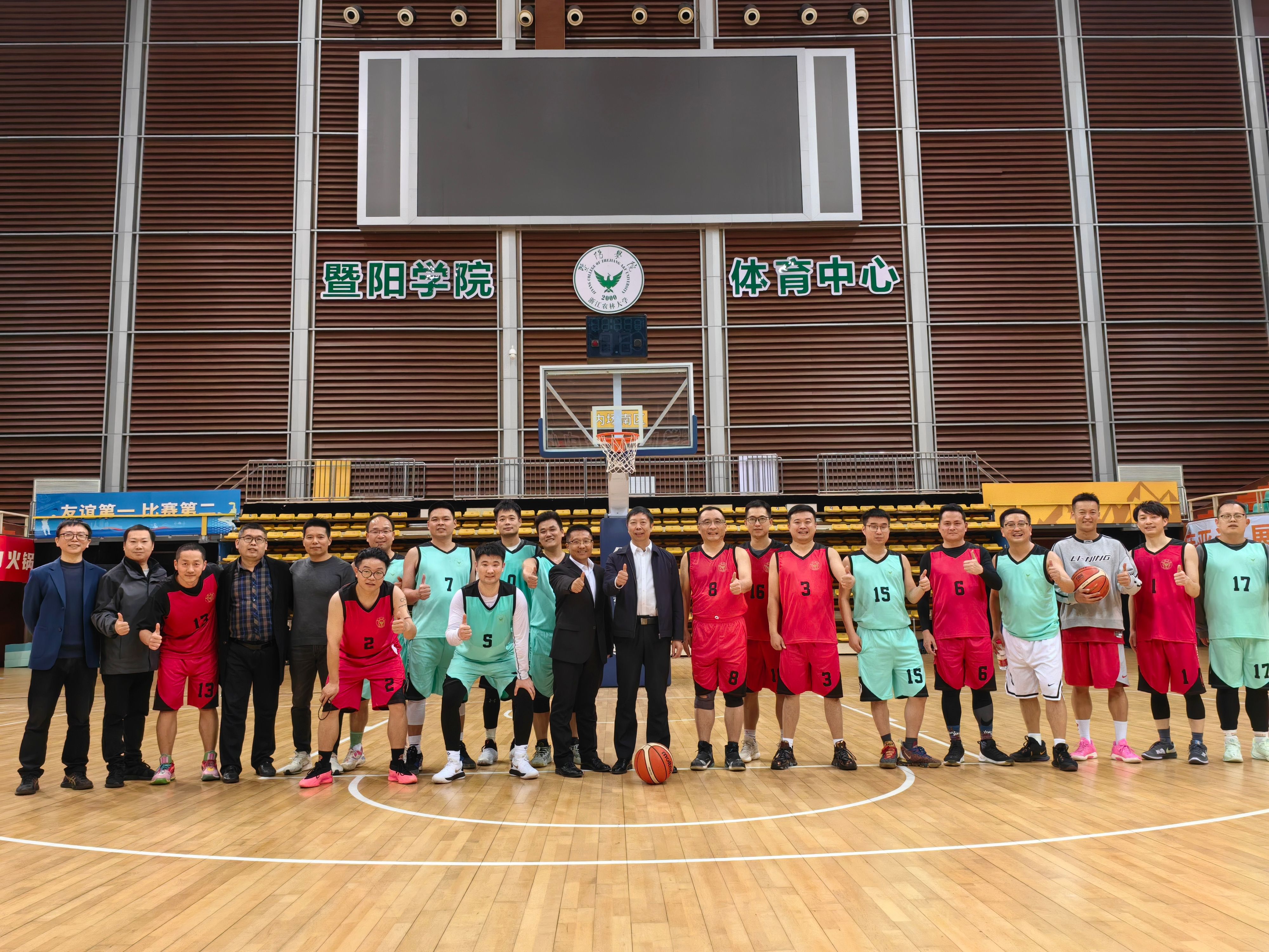 德信体育-著名篮球教练在校园举办讲座