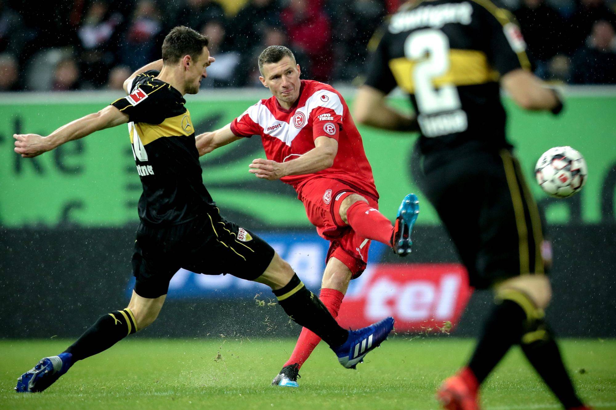 沙尔克04险胜对手，艰难取胜