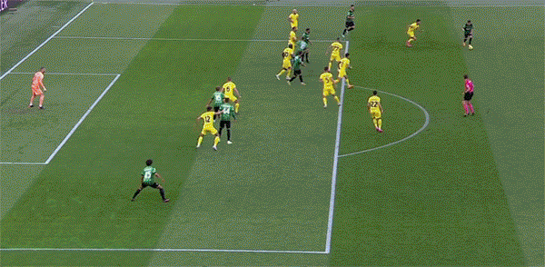 意甲比赛中球员的技术过人，轻松破门