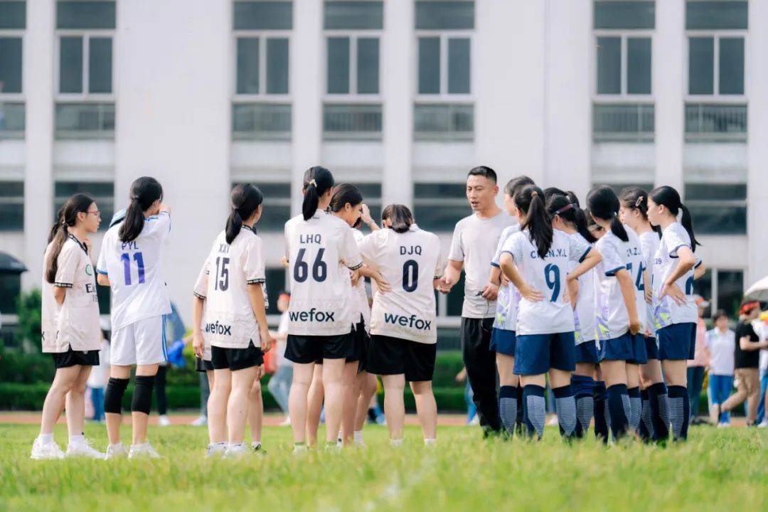 绿茵场上球员的顶尖表现让人目不转睛