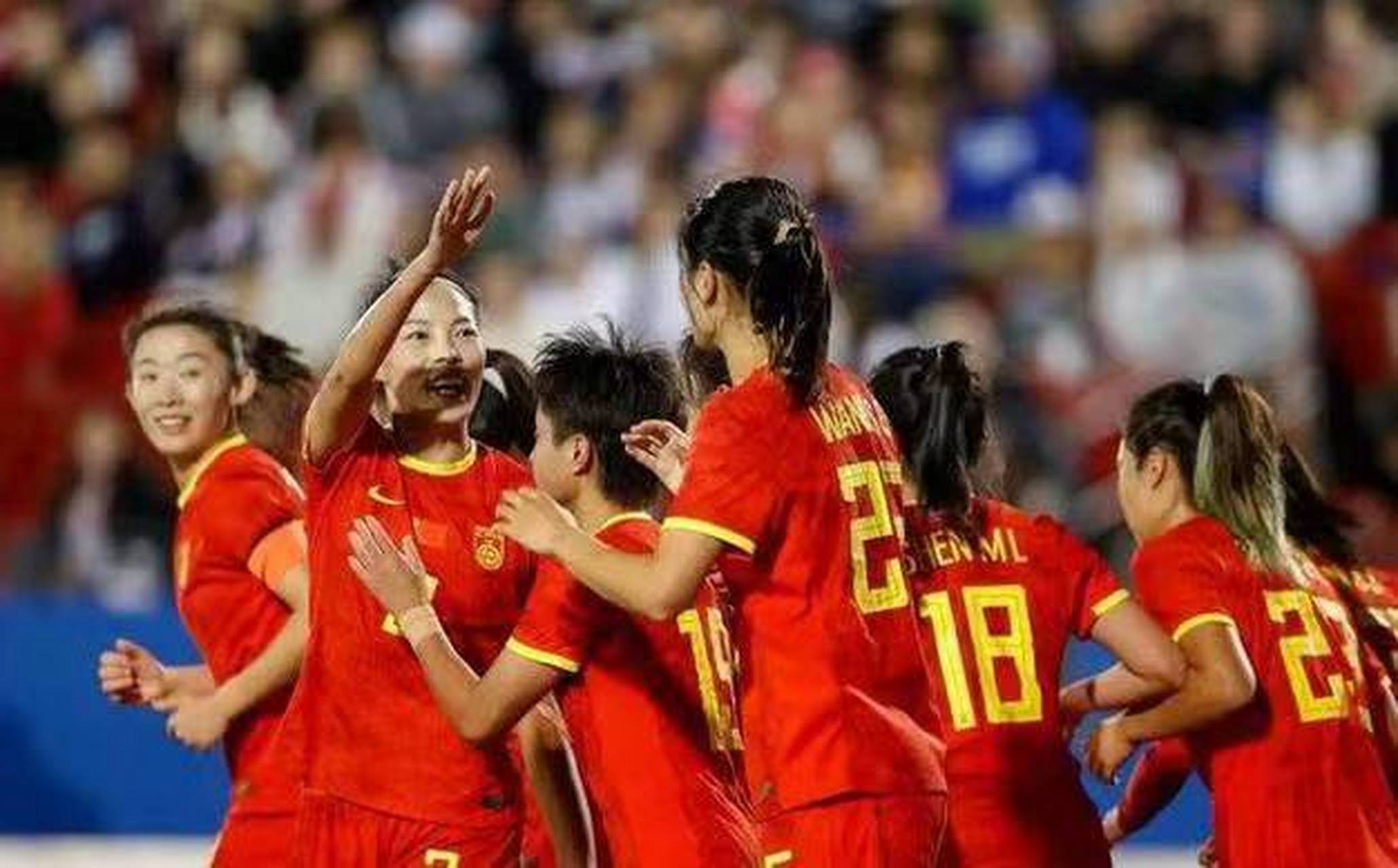 女足比赛激烈对抗掀起球迷热情