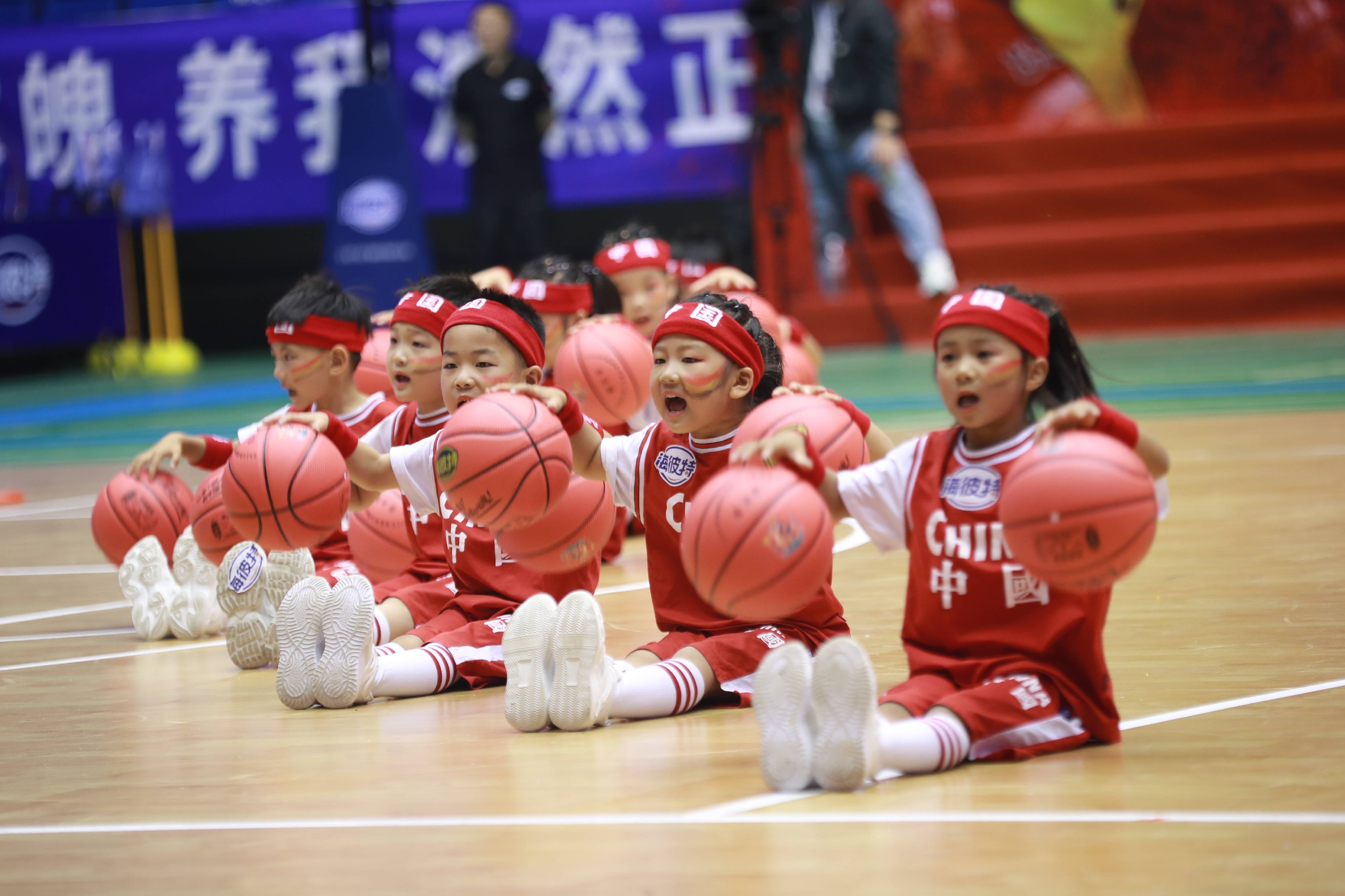 德信体育-篮球比赛现场座无虚席，观众激情洋溢，运动员斗志昂扬