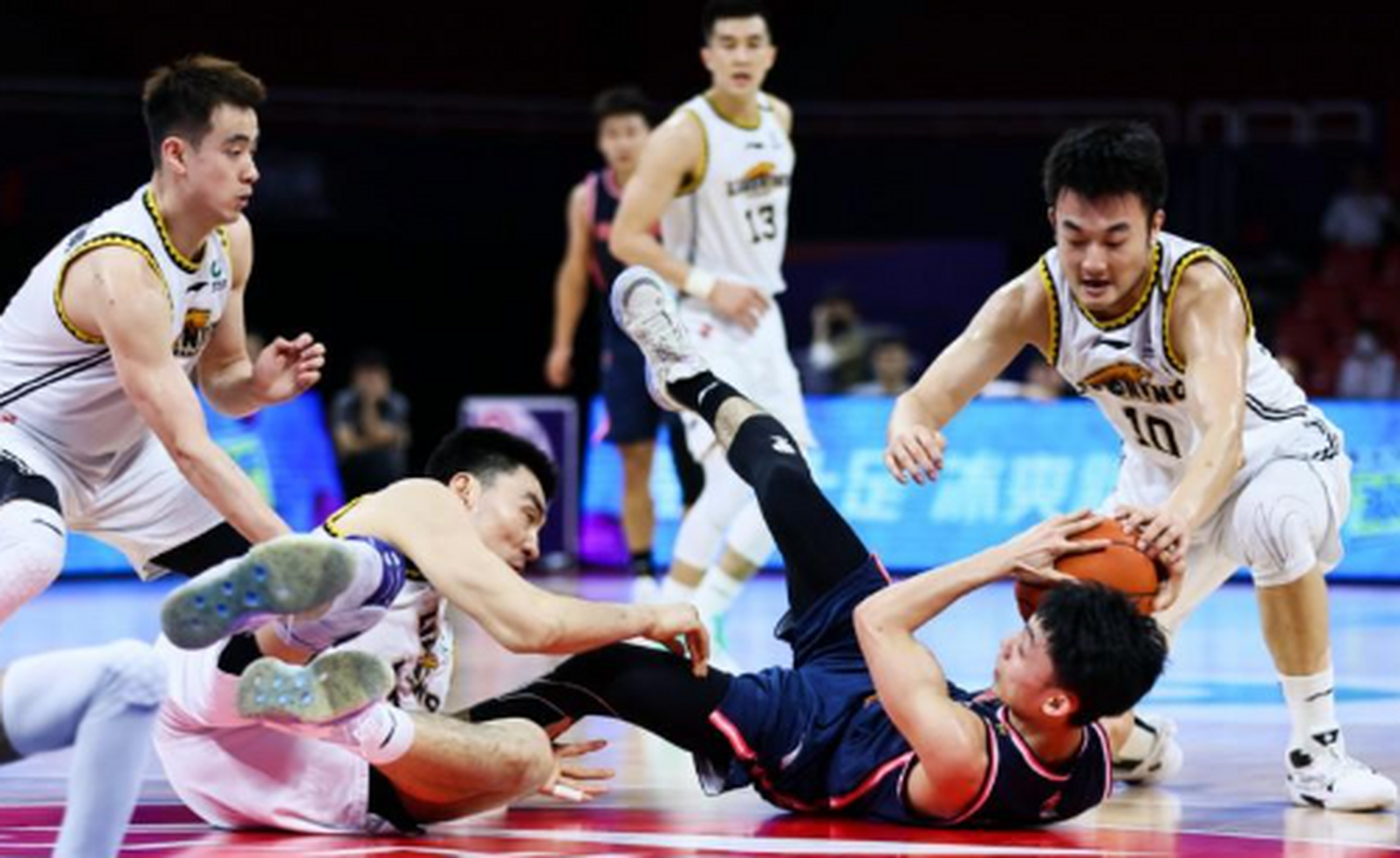 德信体育-超乎想象的比赛，双方队员在场上展现出激烈拼抢的态势