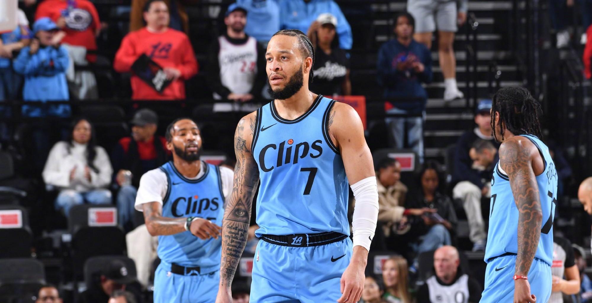 德信体育-快船赛季首胜到手，球队士气大增