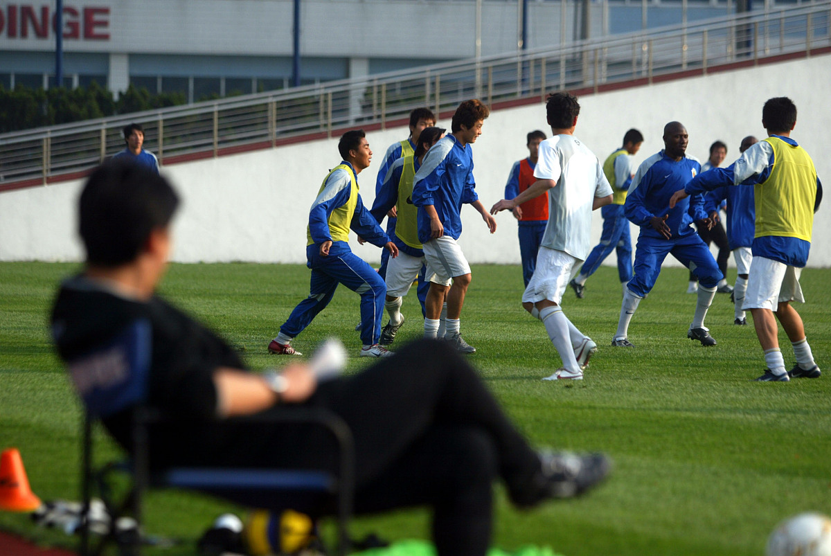 德信app-足球场上比赛激烈，球员们展现实力