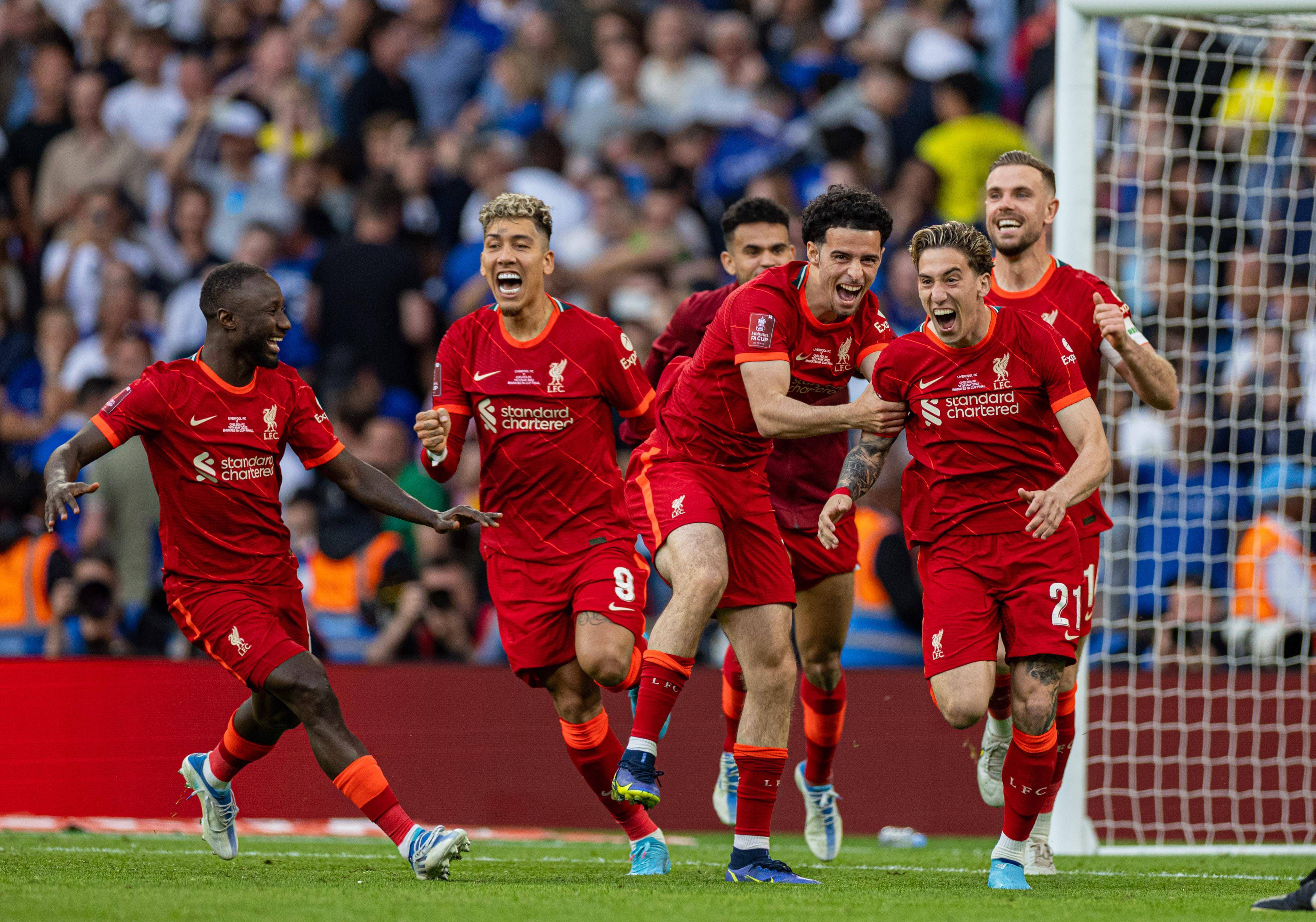 曼联中场成功抢断,制造进球机会 曼联中场成功抢断,制造进球机会