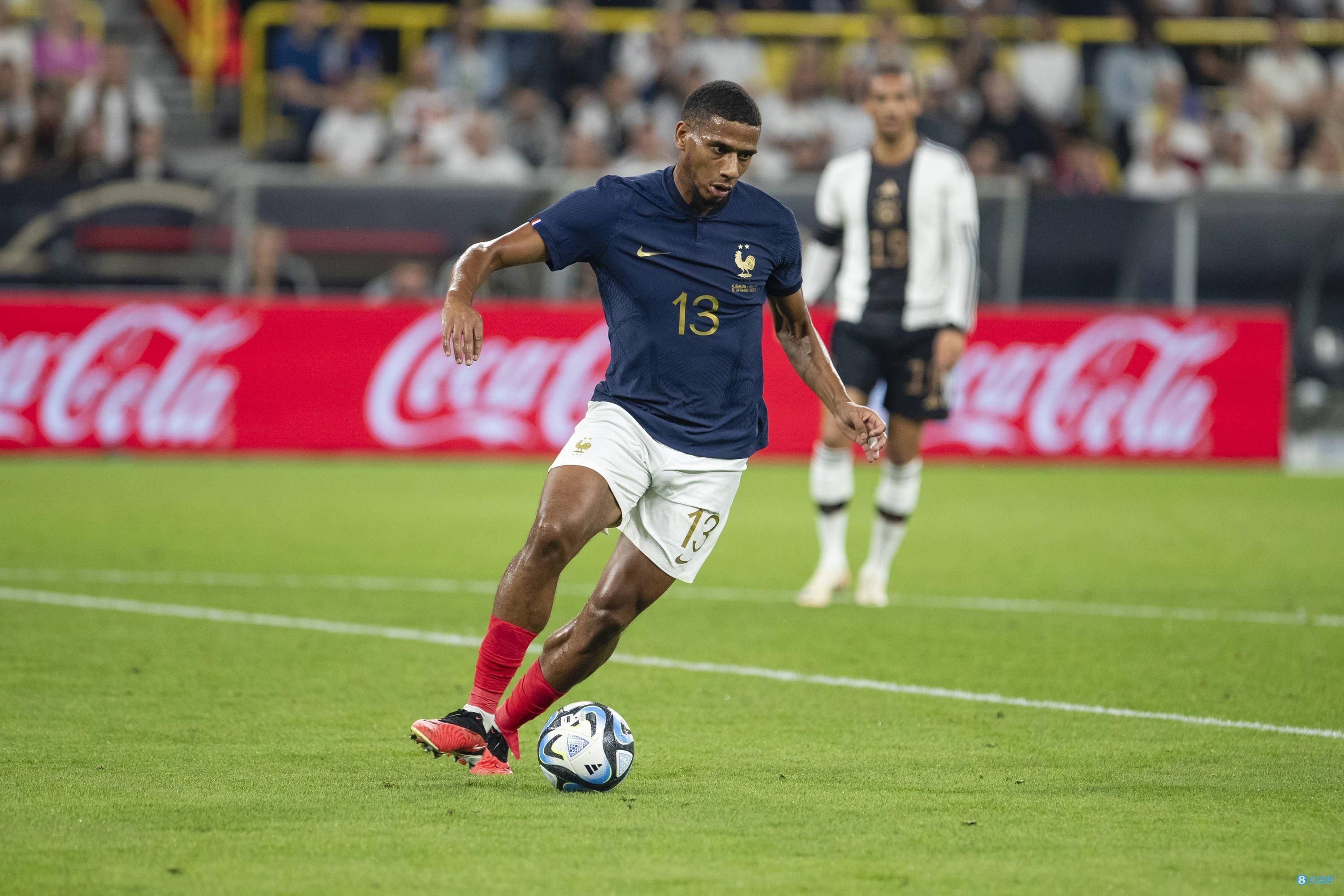 德信体育-足球场上挥洒激情，球员拼搏奋力