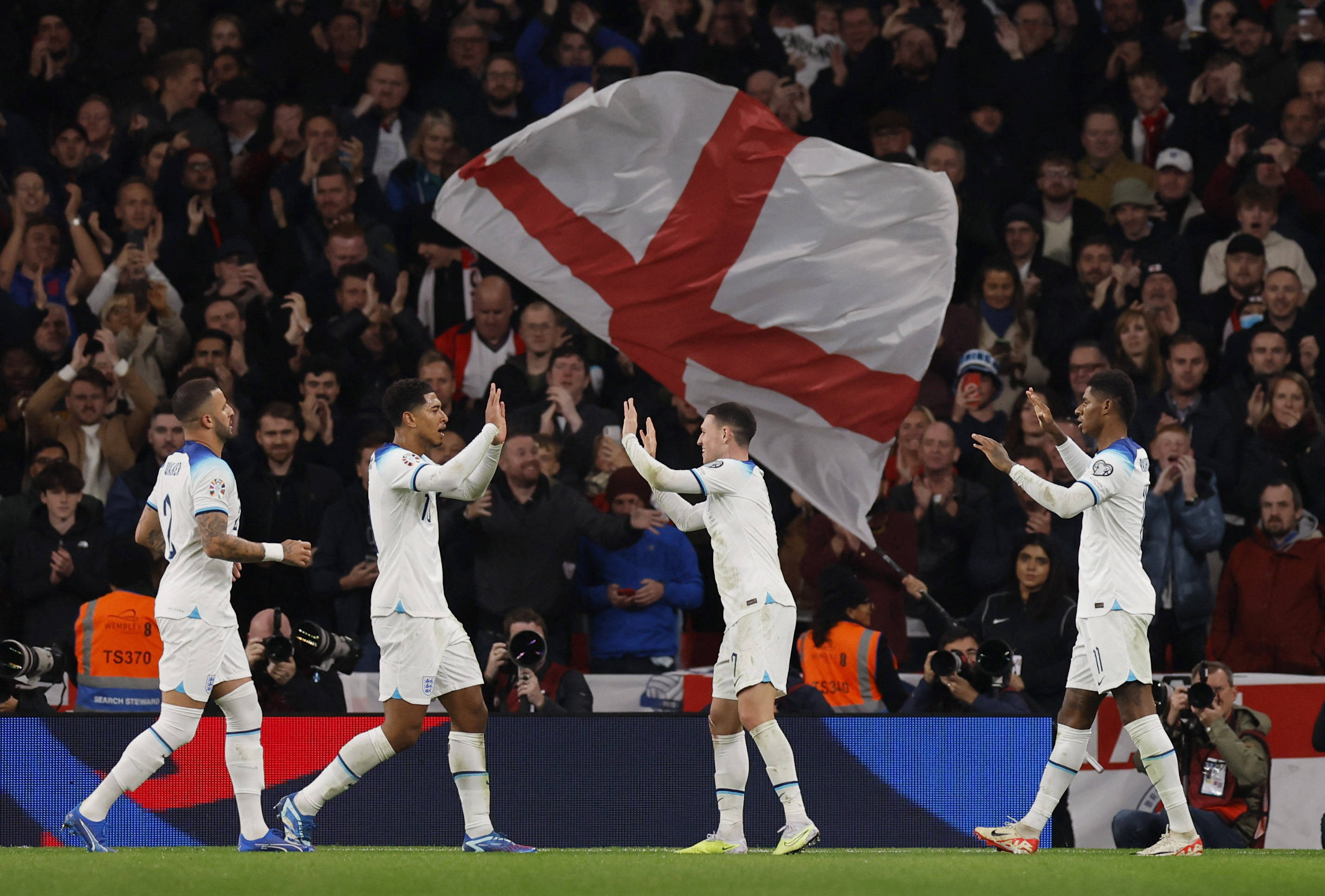 德信app下载-英格兰遭遇匈牙利反扑，比赛激烈