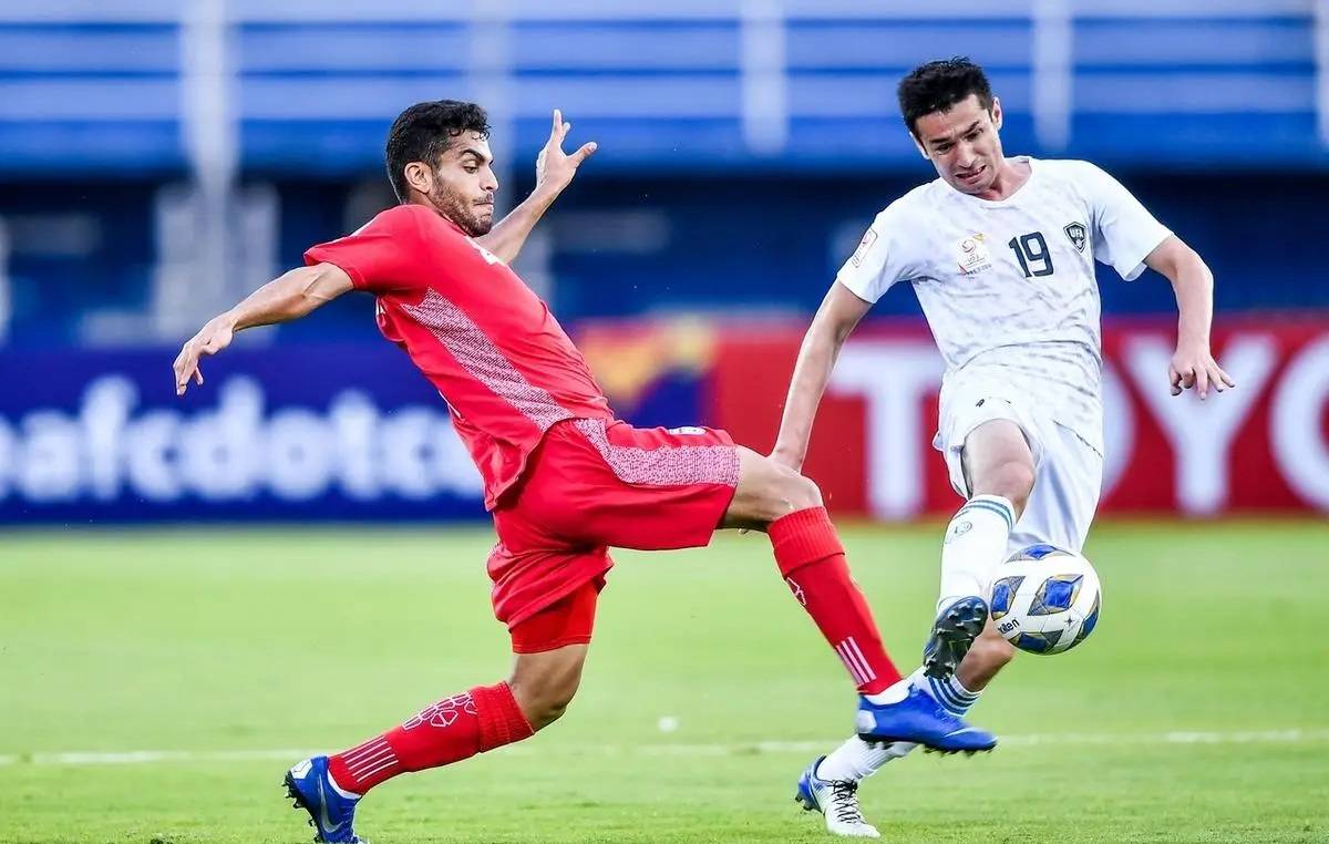 德信官网下载-足坛精彩对决惊险连连，球队壮志凌云