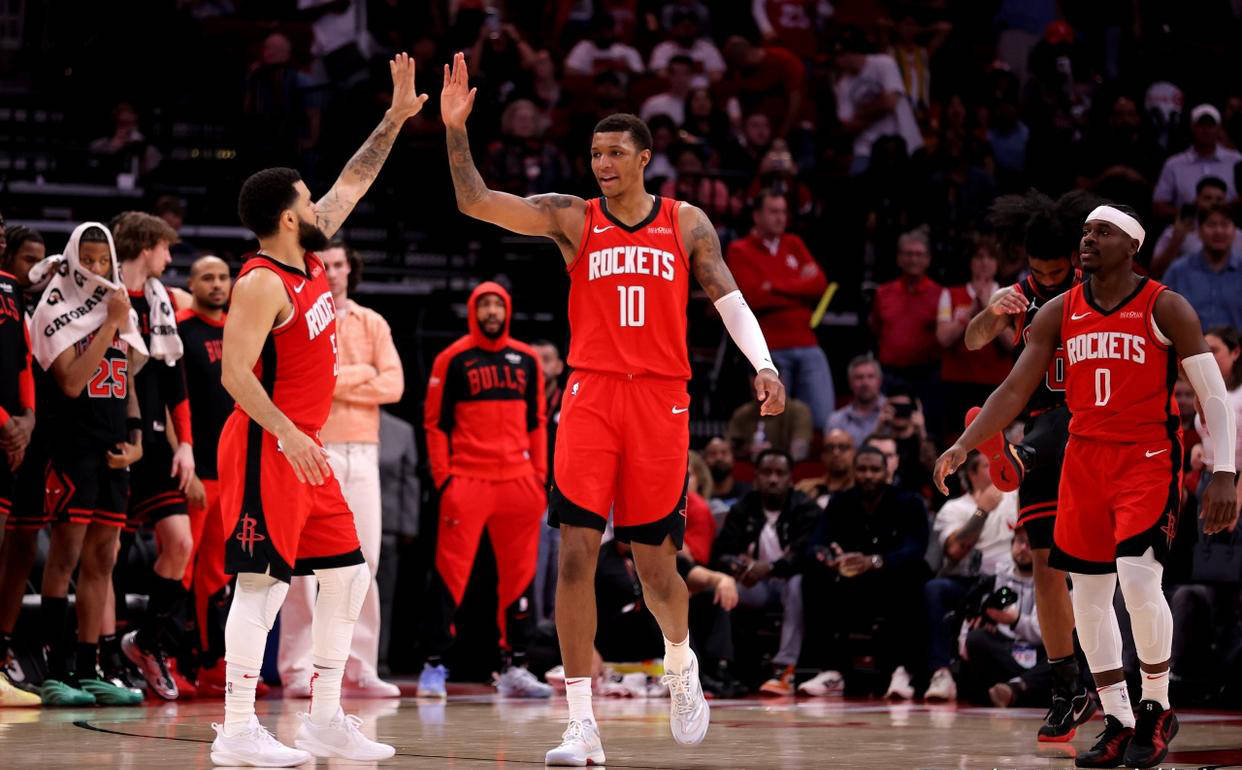 火箭实现胜利,球员团结一致 火箭实现胜利,球员团结一致