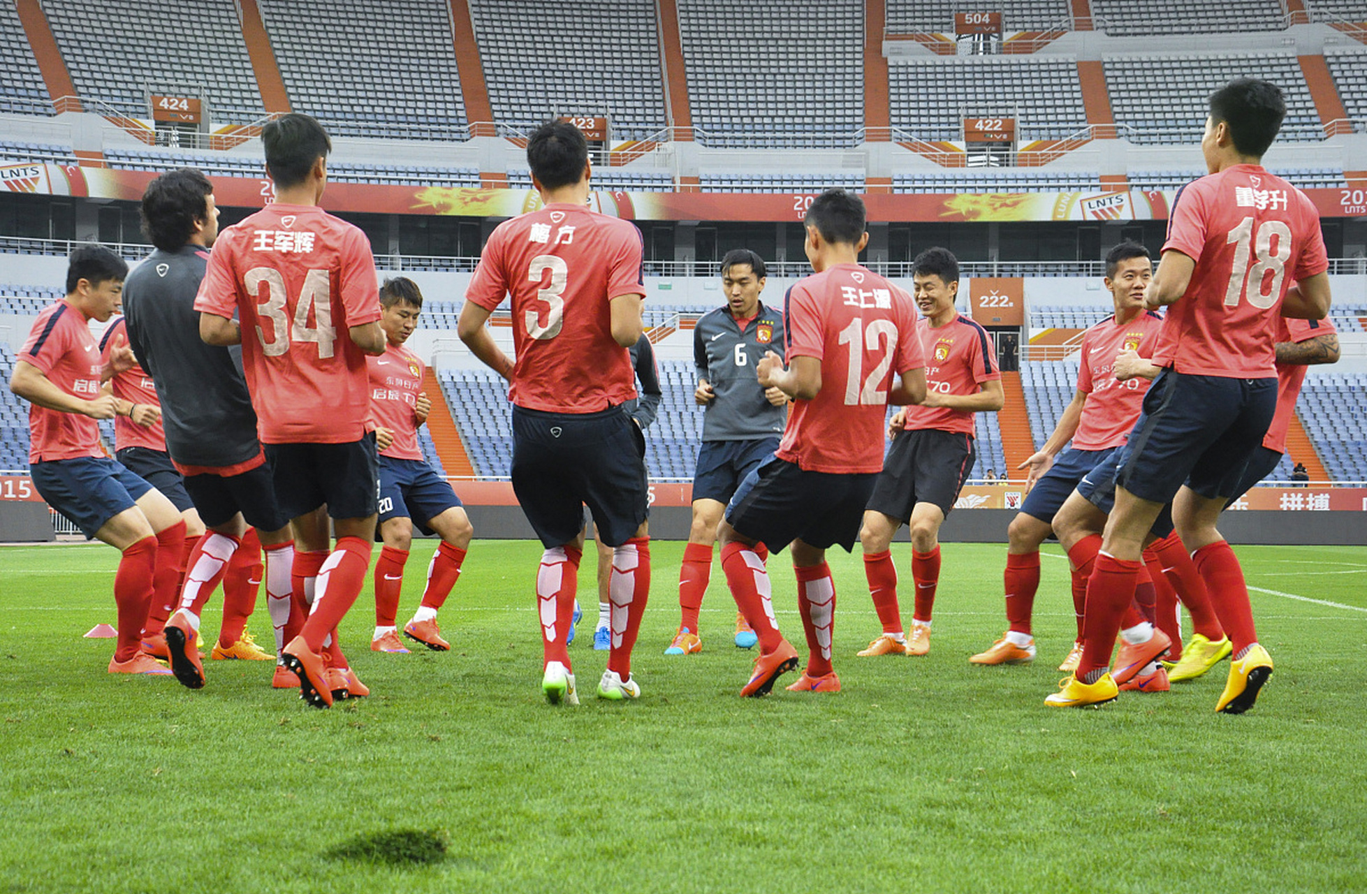 德信app-精彩比赛引发球迷热议，赛场气氛热烈