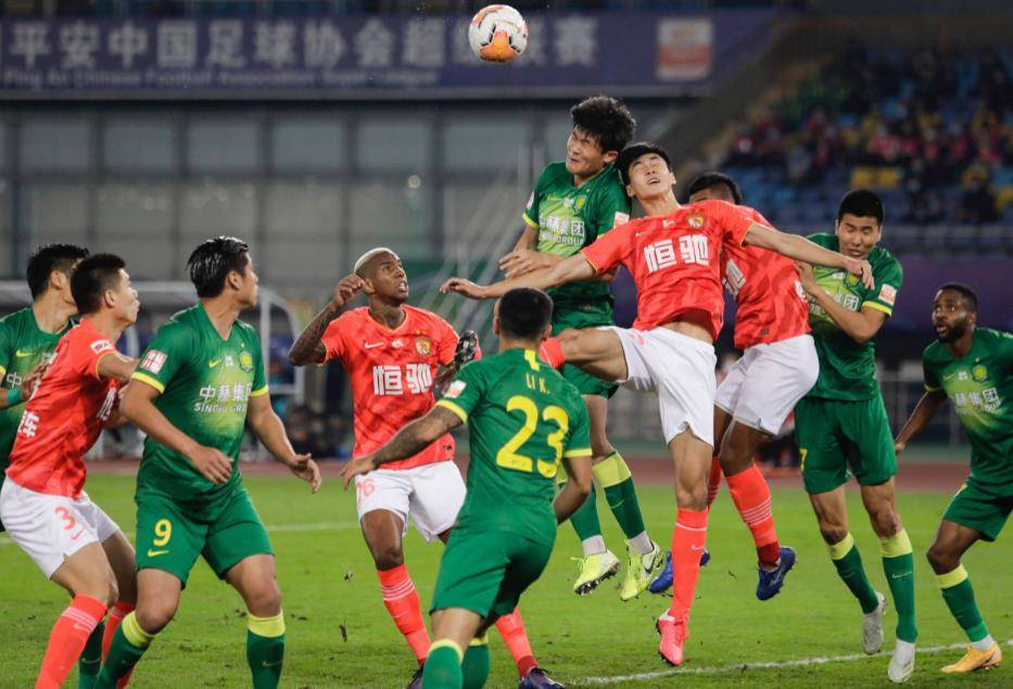 精彩比赛引发球迷热议,赛场气氛热烈 精彩比赛引发球迷热议,赛场气氛热烈