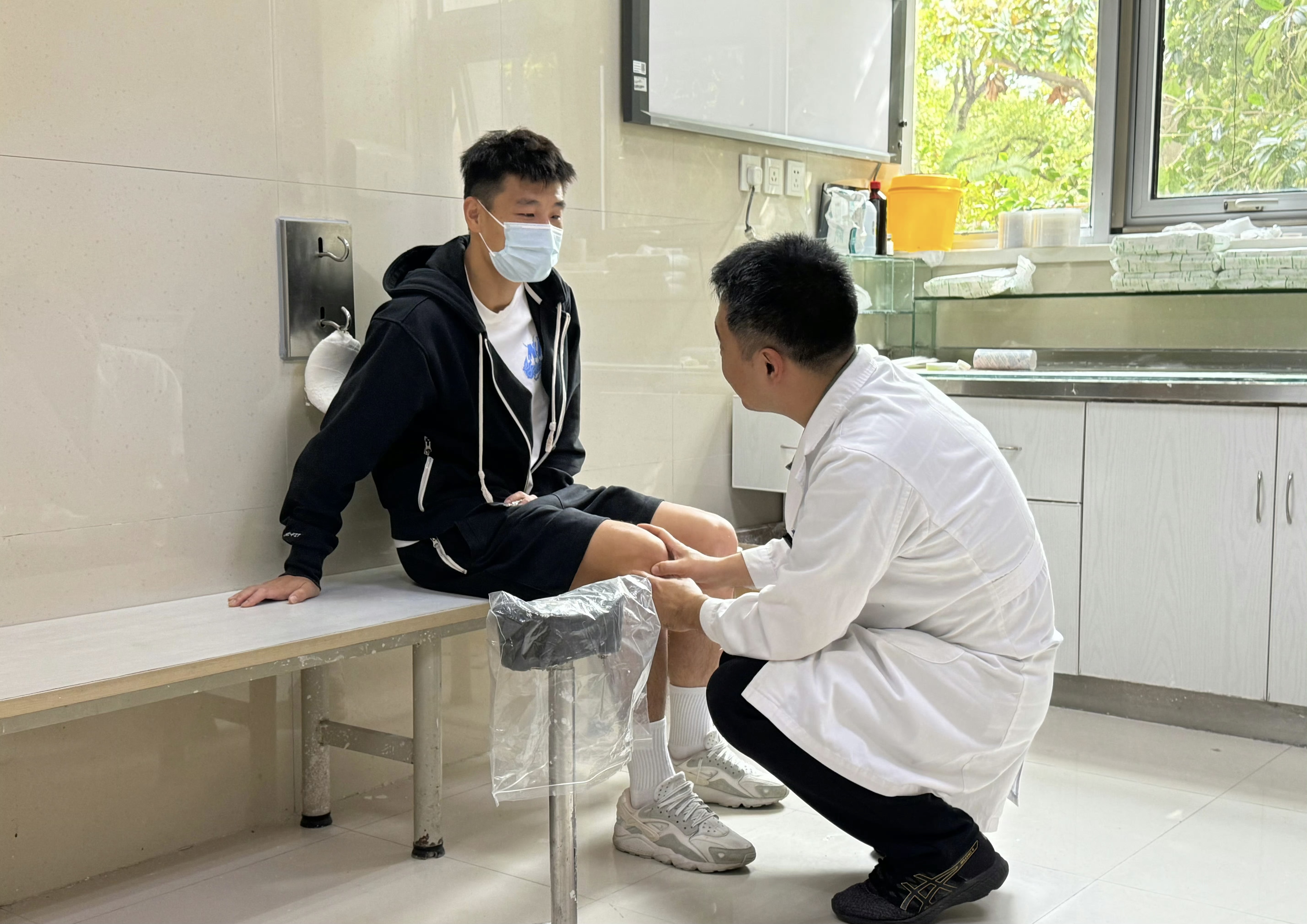 德信app-前锋球员在比赛中拼尽全力，高效得分