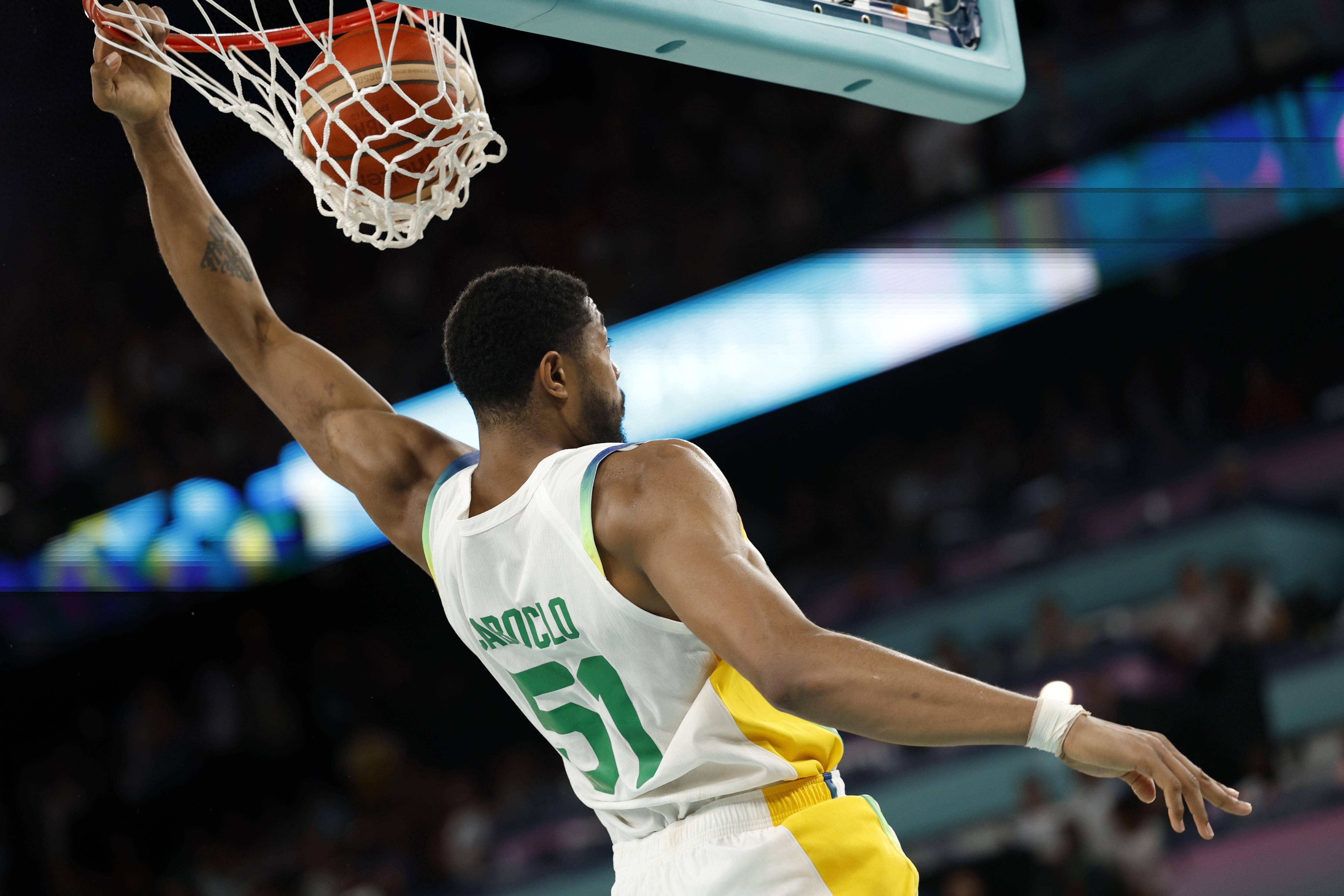 前锋球员在比赛中拼尽全力，高效得分