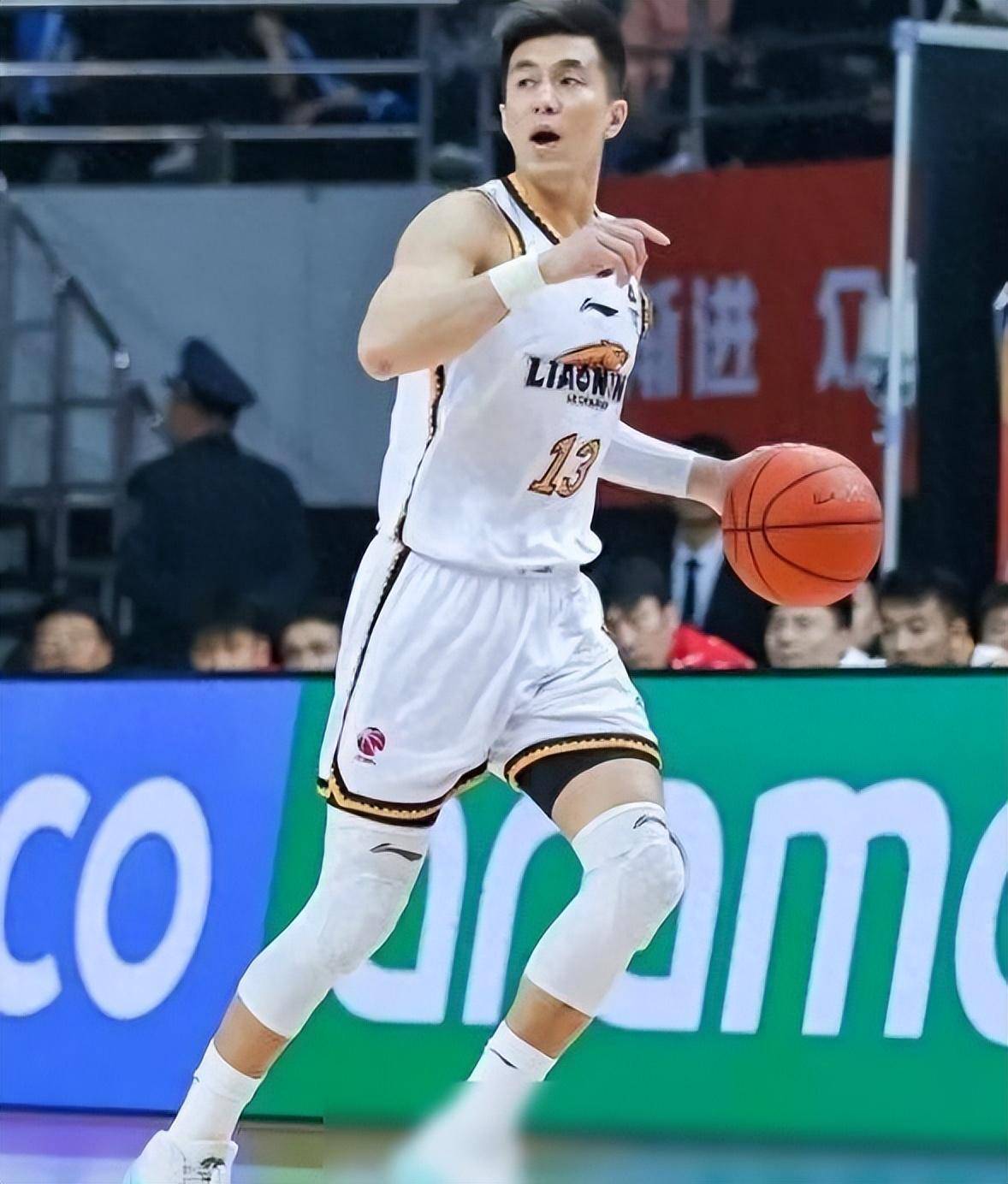 德信体育-赛场光芒四射，球员们为荣誉而奋斗拼搏