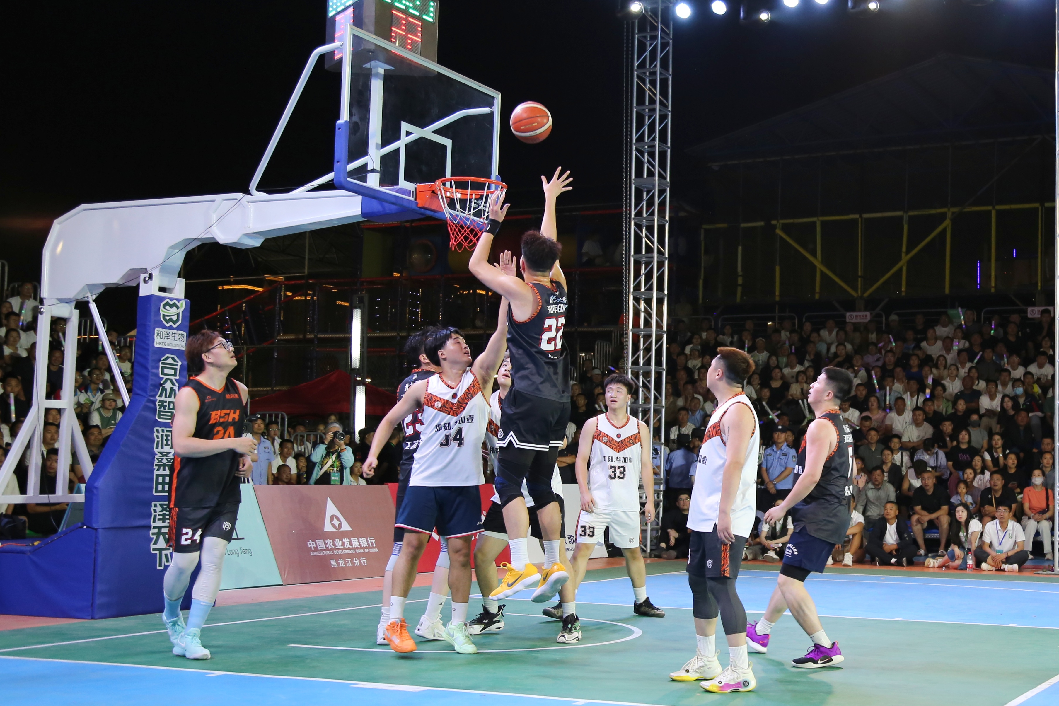 篮球比赛呈现出激烈火爆的态势