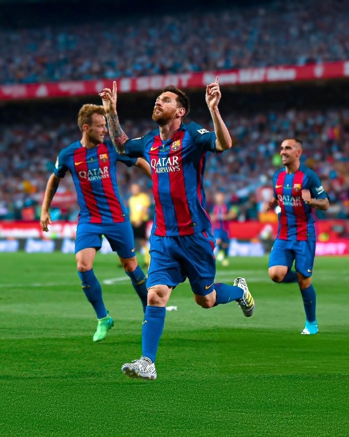 西甲巨星登顶！梅西领衔巴塞罗那击败巴黎圣日耳曼