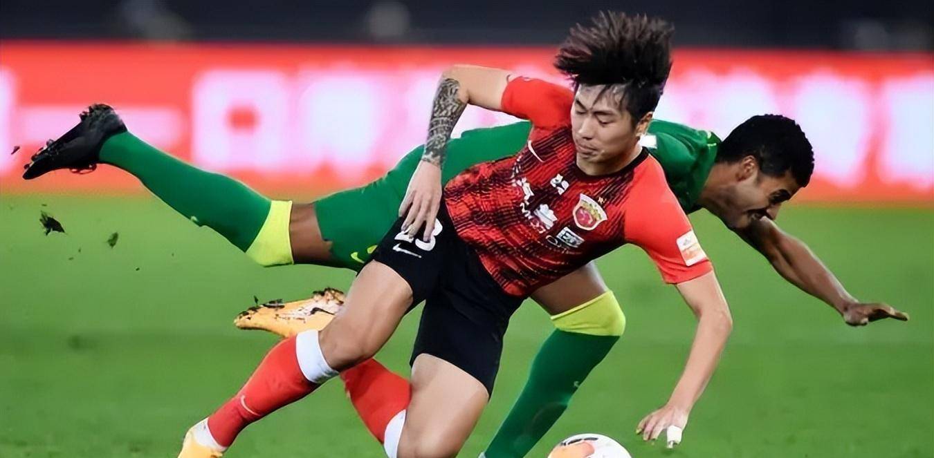 德信app-球员在场上兢兢业业,尽显球场风采