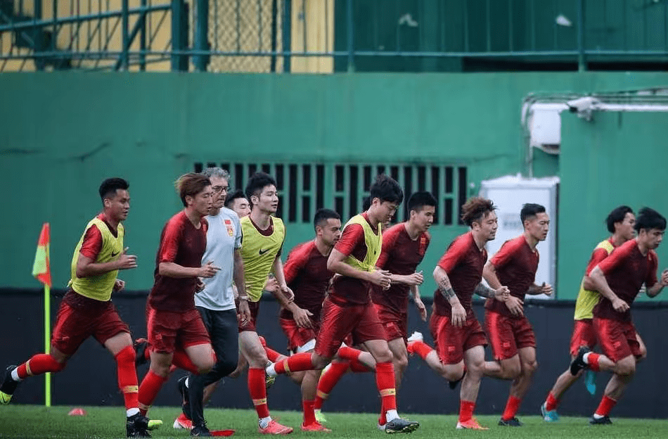 球员在场上兢兢业业,尽显球场风采 球员在场上兢兢业业,尽显球场风采