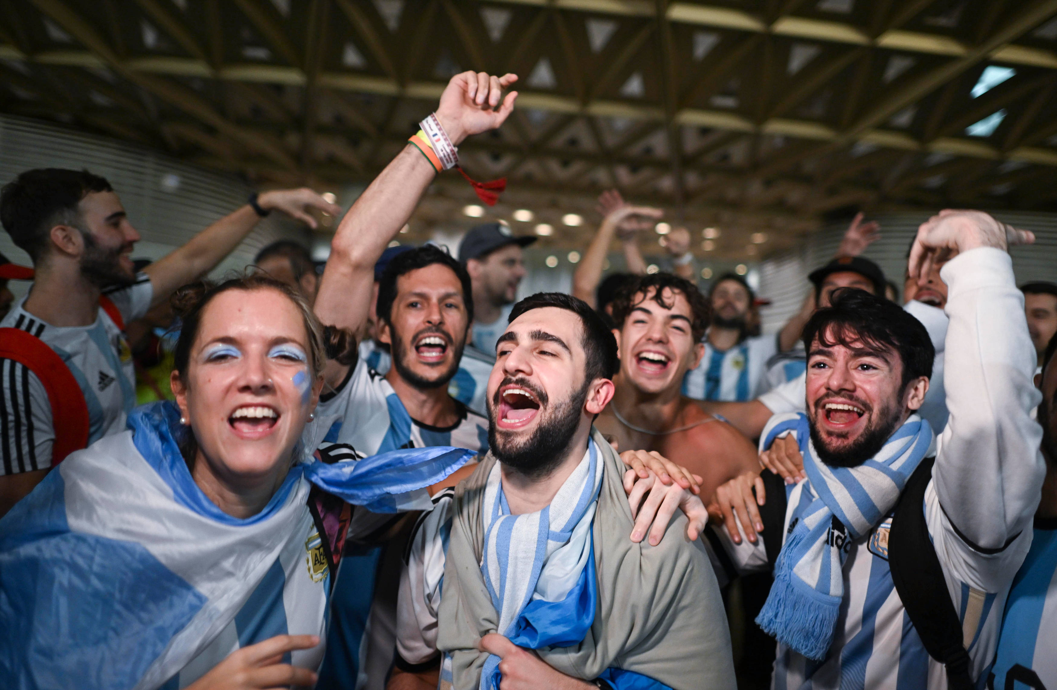 世界杯比赛重燃激情，球迷沸腾欢呼