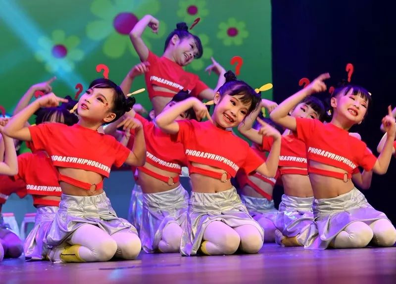 欢歌笑语，春风得意，锦上添花