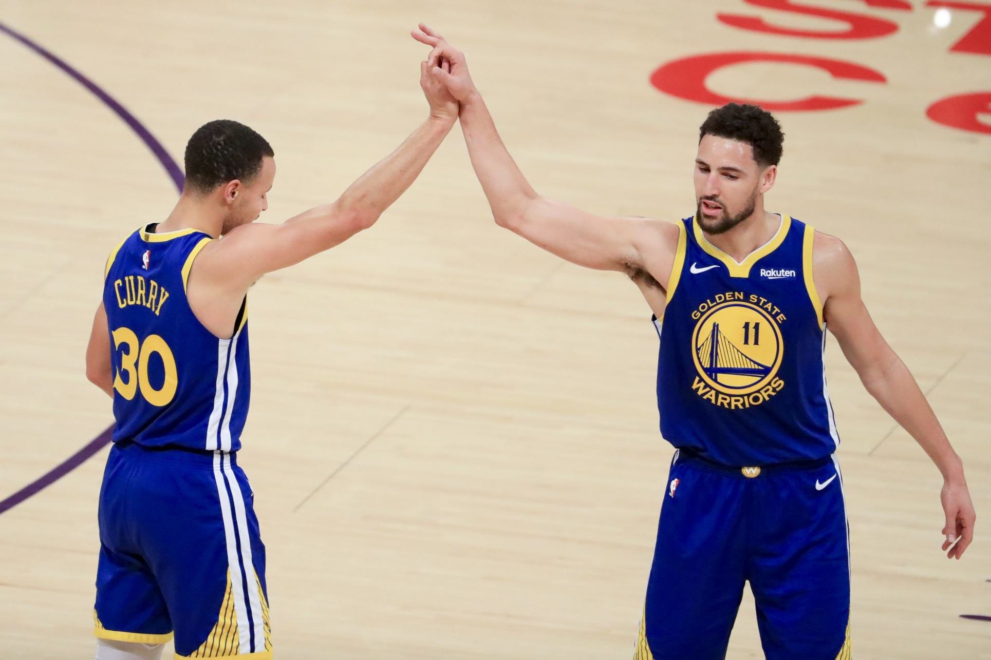 步行者队中场突破成功，快速拉开比分