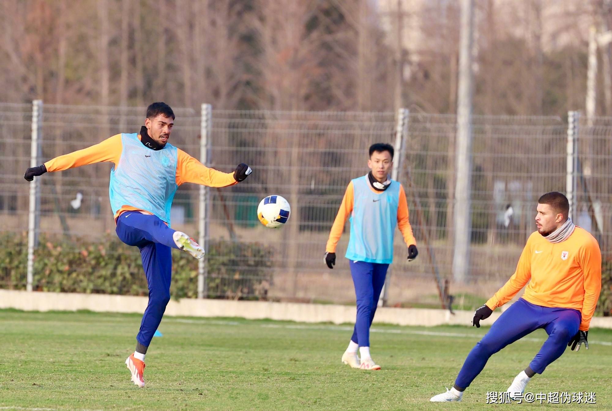 德信体育app下载-青岛中能球队面临换帅，球员备战积极