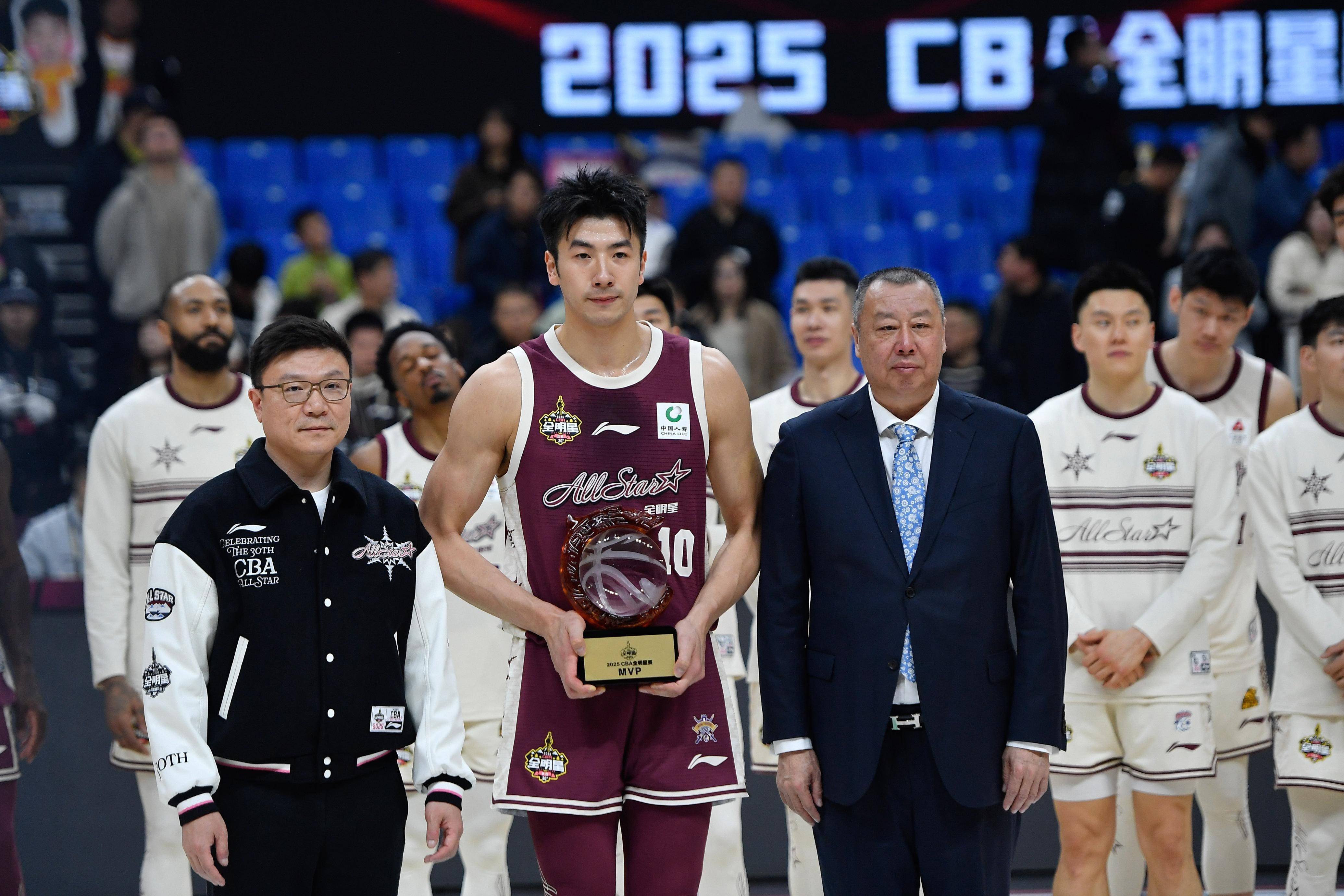 篮网队后卫荣膺新赛季MVP，实力有目共睹