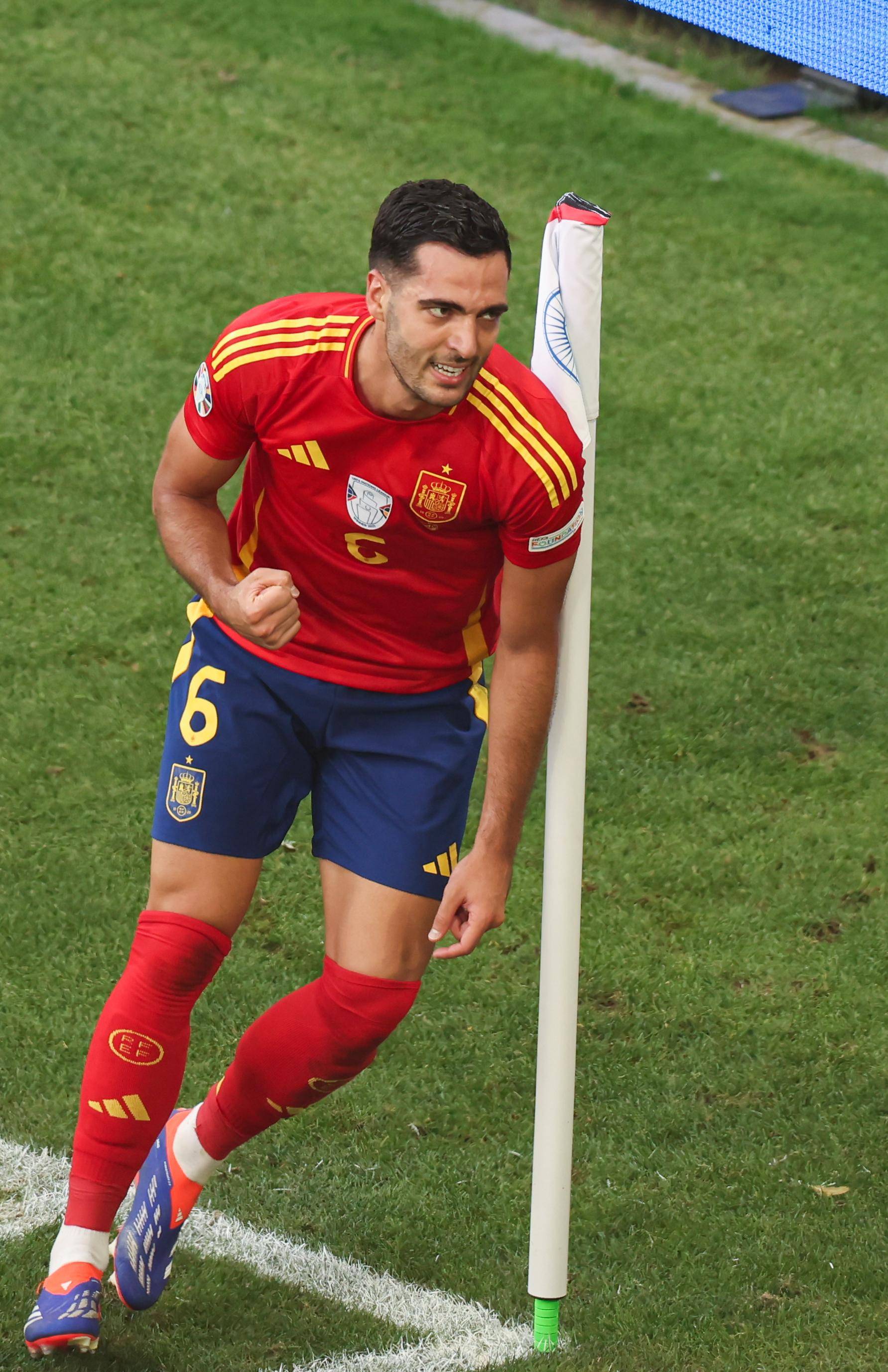 德信体育-男子篮球赛场上，西班牙队伍娴熟配合，胜利在望