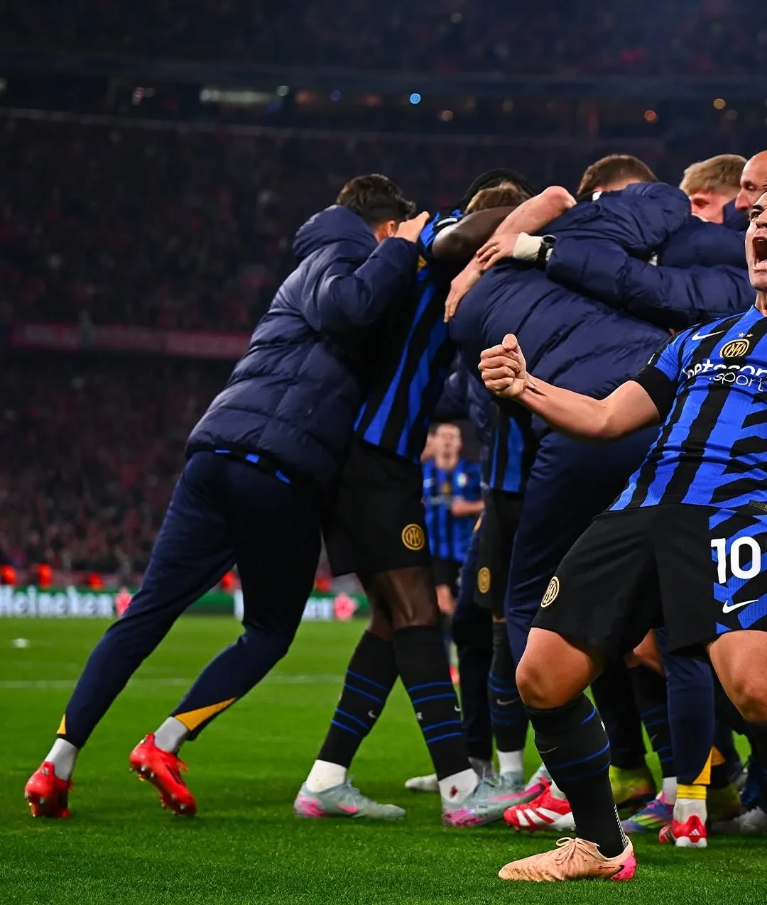 拜仁慕尼黑后卫死里逃生，助球队保级成功