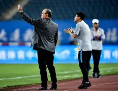 八杆差一一贝尼特斯，公牛法尔考介绍前景危险