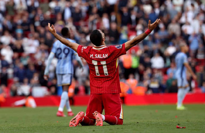 利物浦客场大胜，英格兰足球冠军争霸正酣