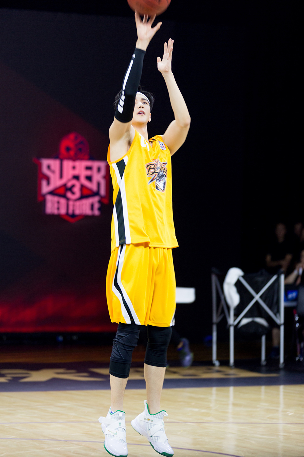 德信app-激情碰撞！国家队背水一战，全力以赴备战大战