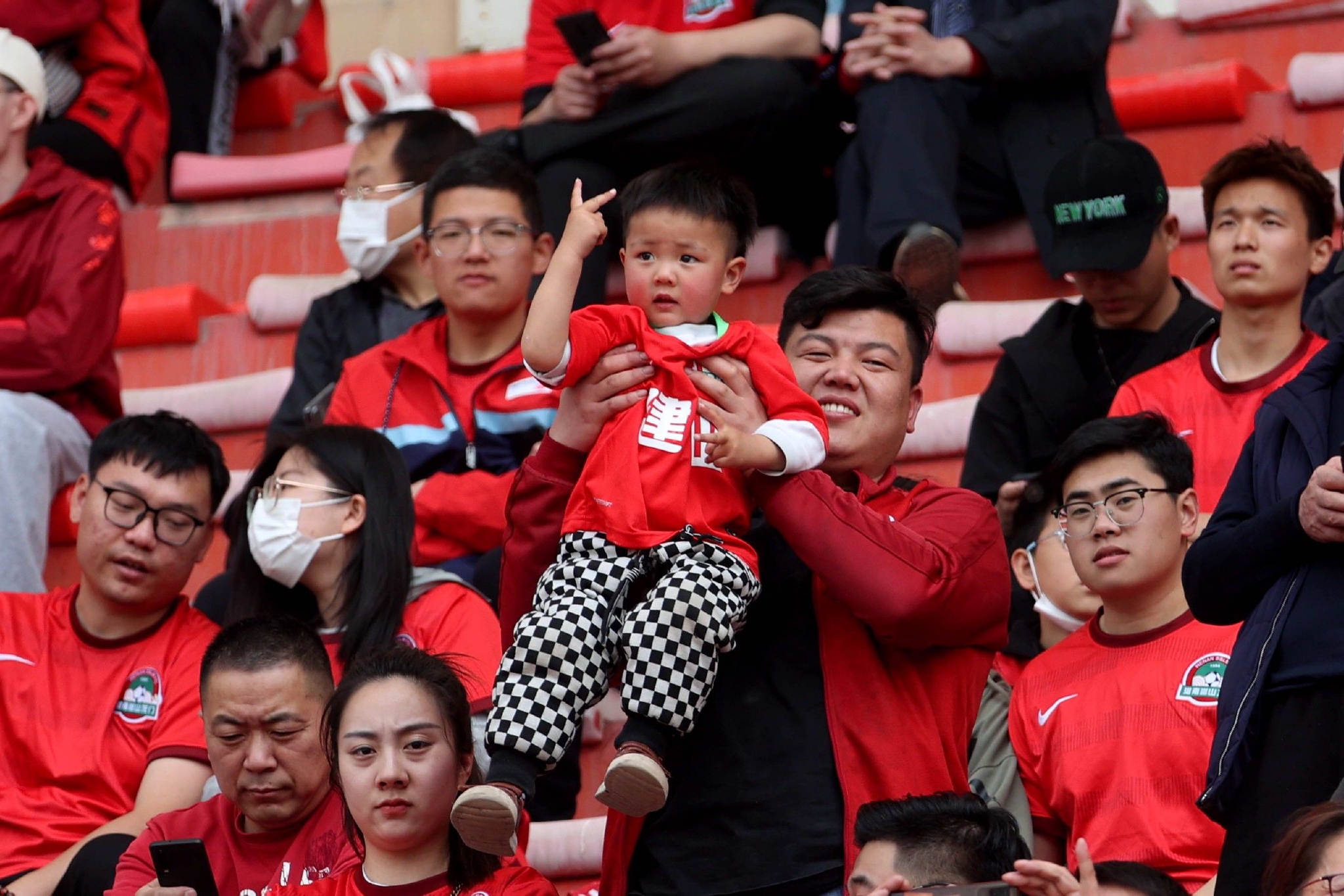 德信体育-比赛现场球迷热情高涨，气氛热烈