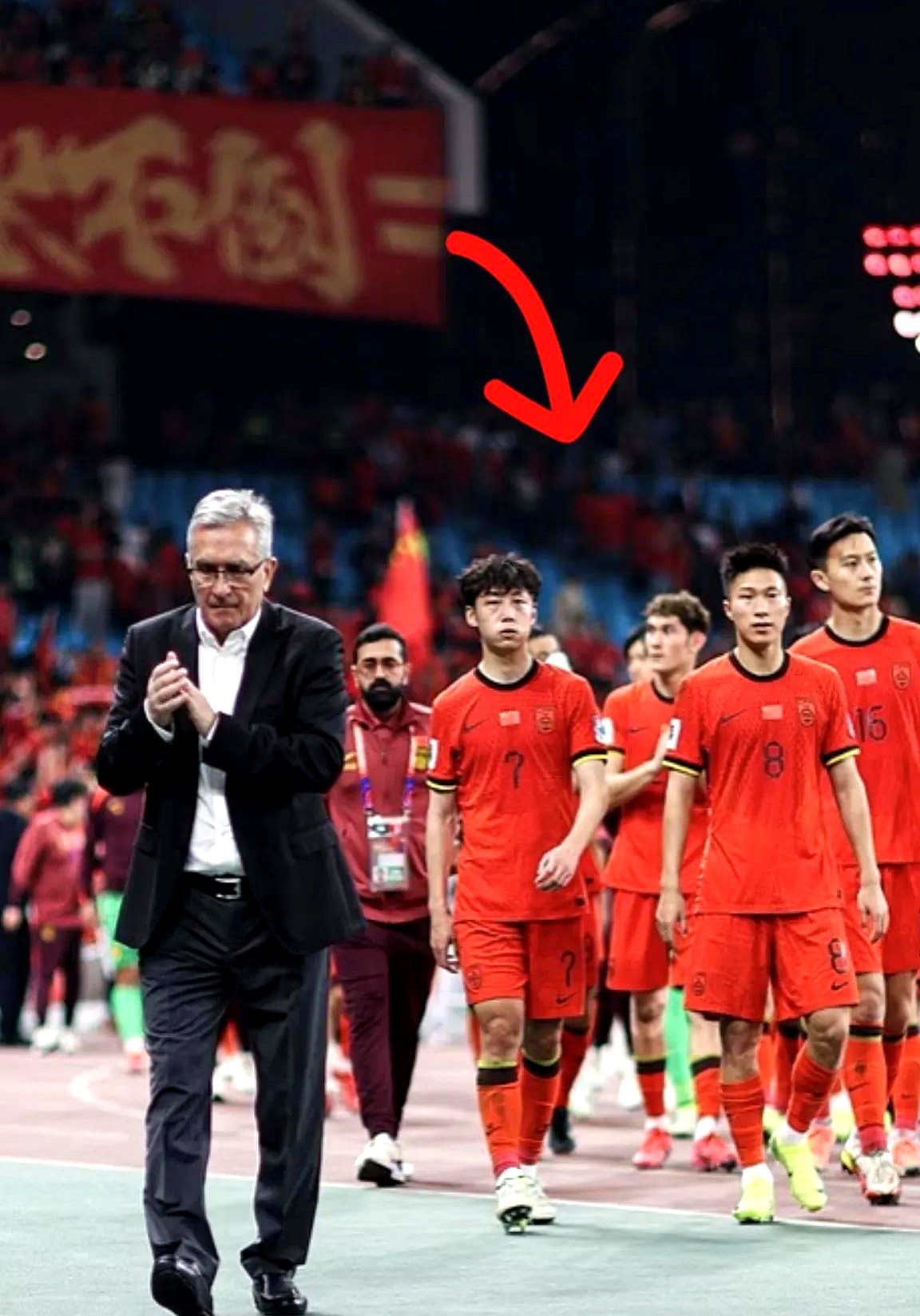 德信体育app下载-足球联赛战火燃烧，球员实力逐渐凸显